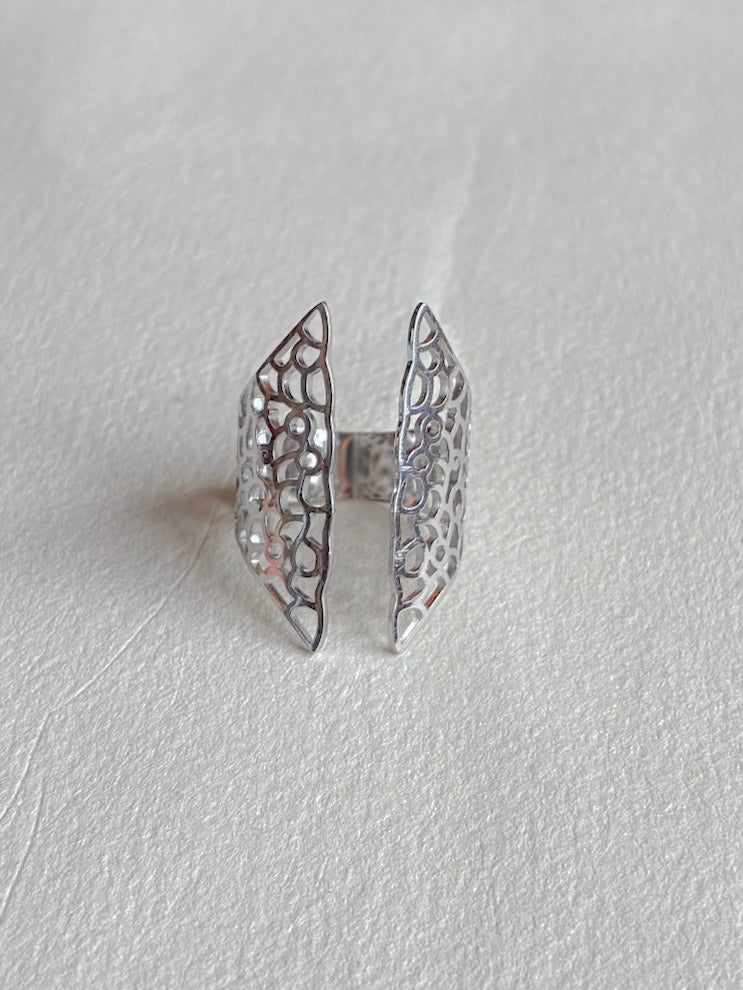 Vandfast ring i kirurgisk stål med filigranblade fra Winther Design