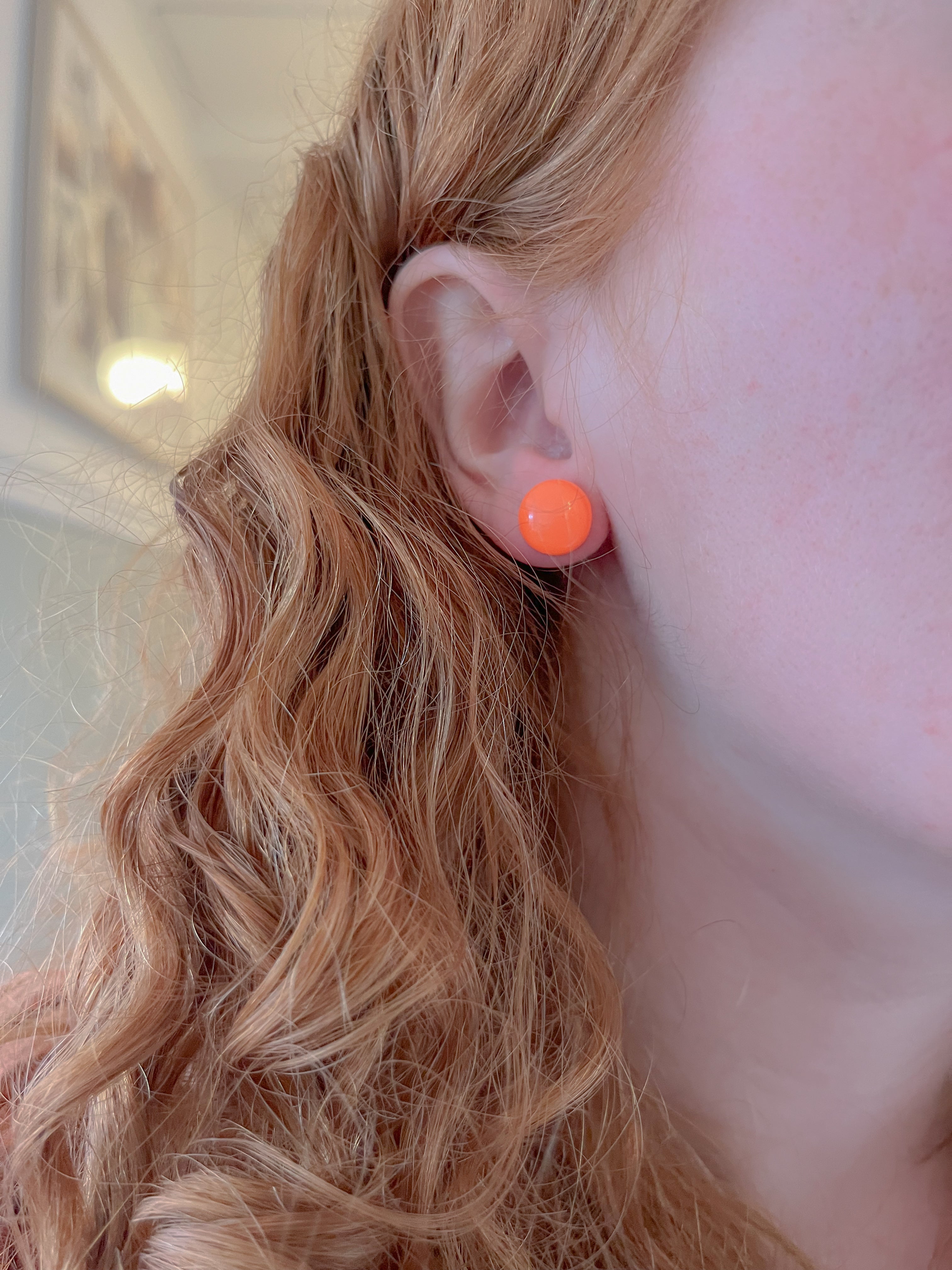 DOTS ørestikker // neon orange