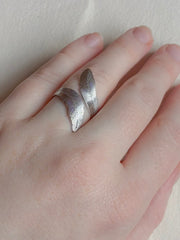 Vandfast ring i kirurgisk stål med blade fra Winther Design