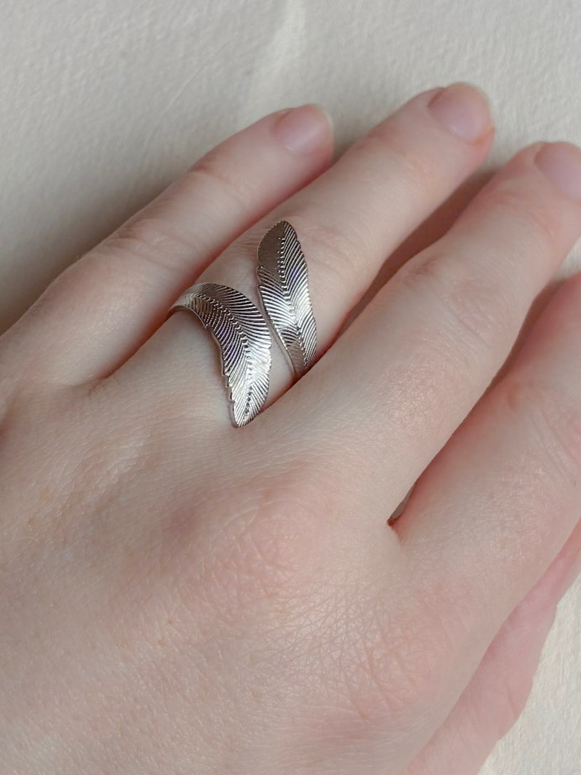 Vandfast ring i kirurgisk stål med blade fra Winther Design