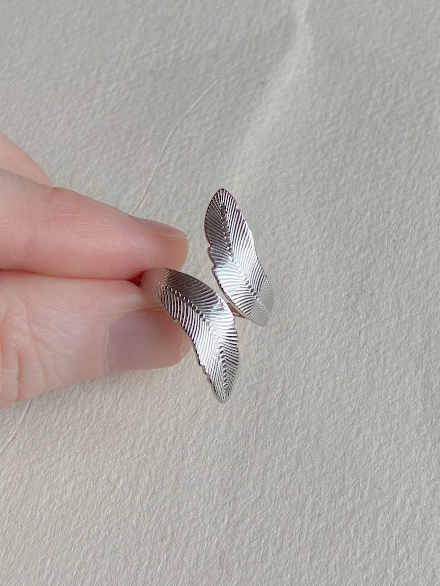 Vandfast ring i kirurgisk stål med blade på hånden