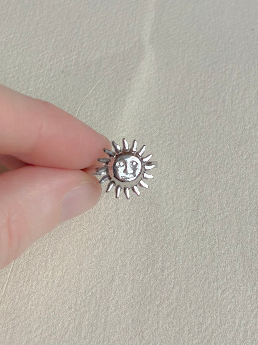 Vandfast ring i kirurgisk stål med solmotiv set fra siden