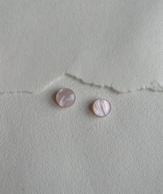 DOTS ørestikker //lille lyserød perlemor 7 mm