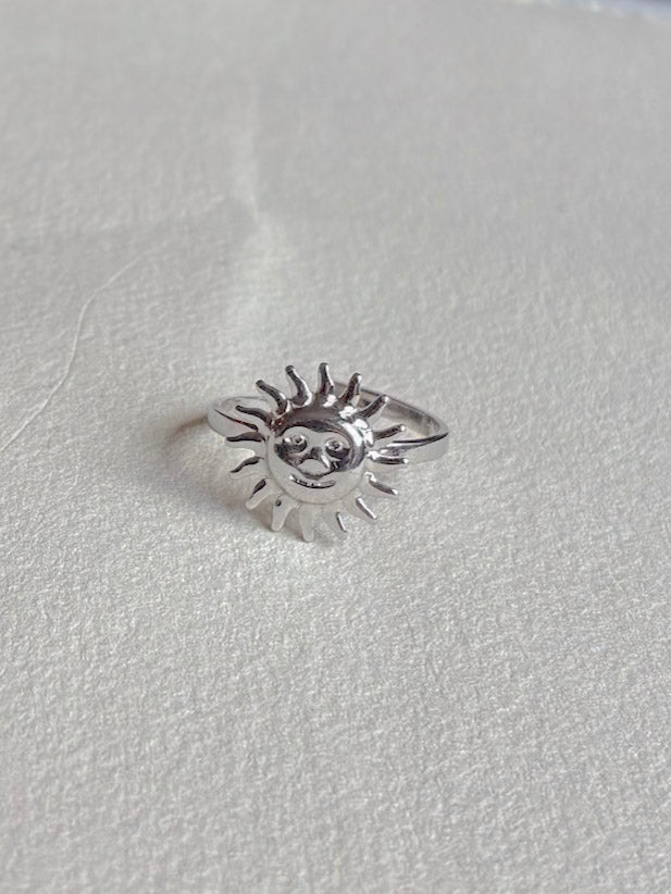 Vandfast ring i kirurgisk stål med solmotiv fra Winther Design
