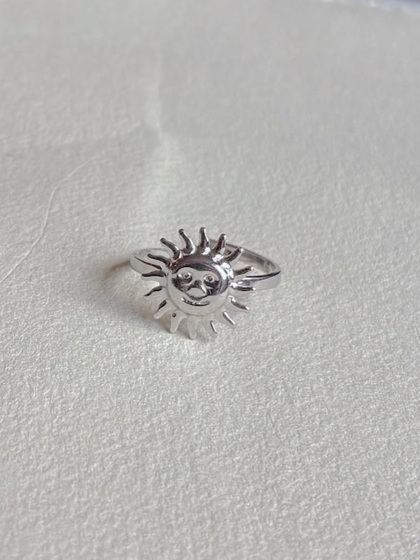 Vandfast ring i kirurgisk stål med solmotiv fra Winther Design