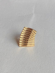 Bred vandfast forgyldt ring med ribbet overflade fra Winther Design