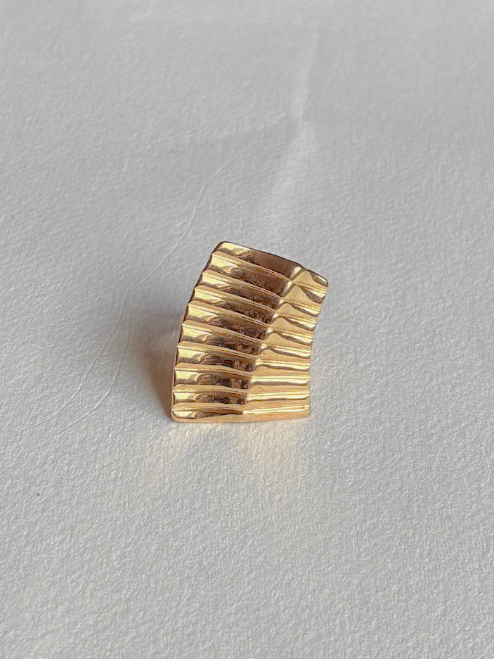 Bred vandfast forgyldt ring med ribbet overflade fra Winther Design