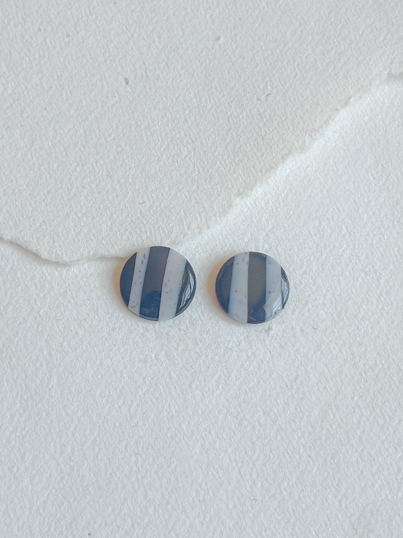 DOTS oversize 18mm// grålig - sort