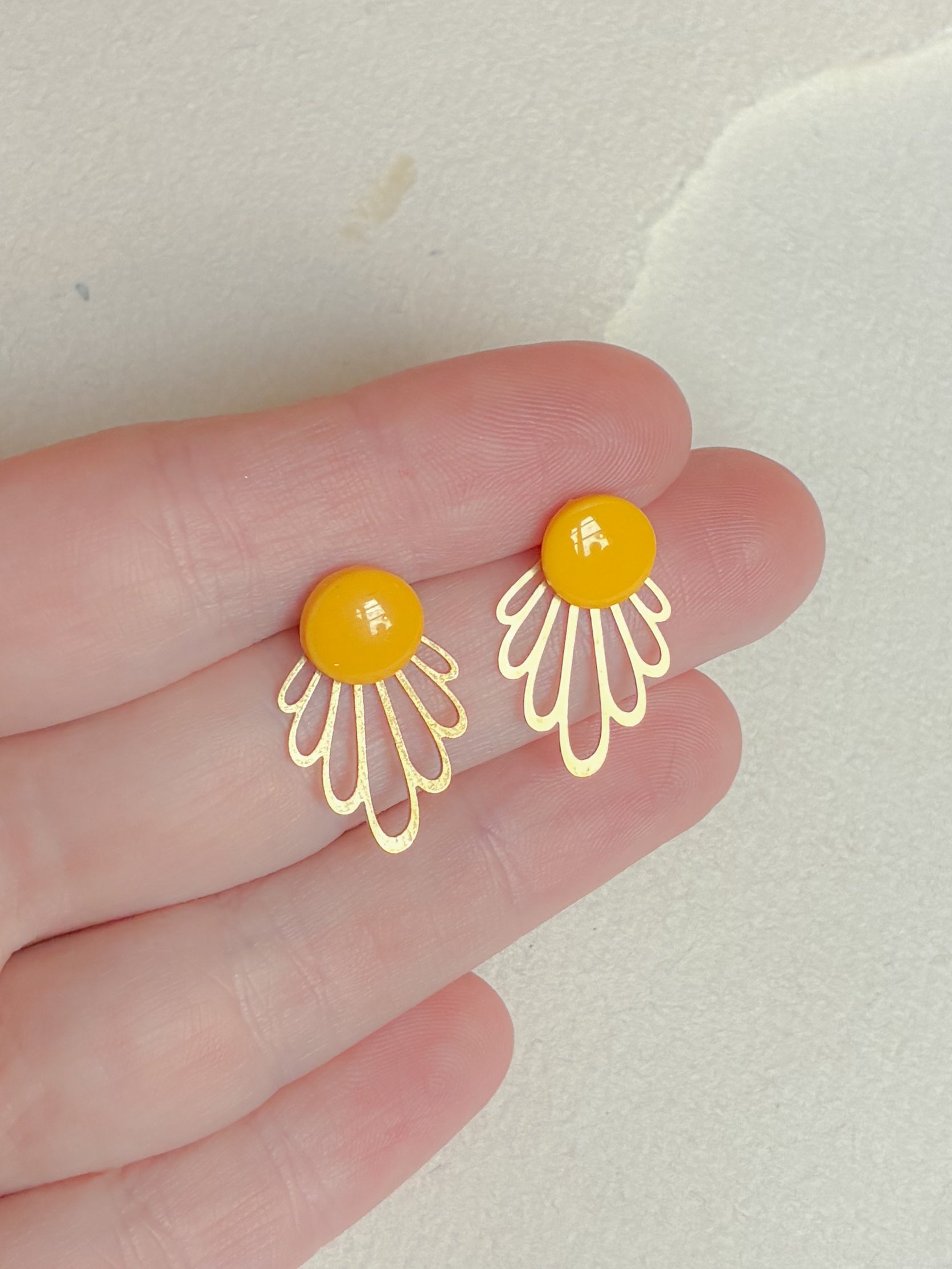 Gul dot /// draperet bagstykke