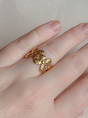 Vandfast forgyldt ring med nubret overflade fra Winther Design