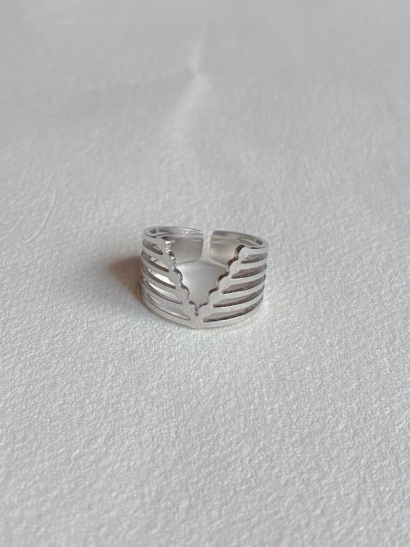 Bred vandfast ring i kirurgisk stål med ribbet overflade fra Winther Design