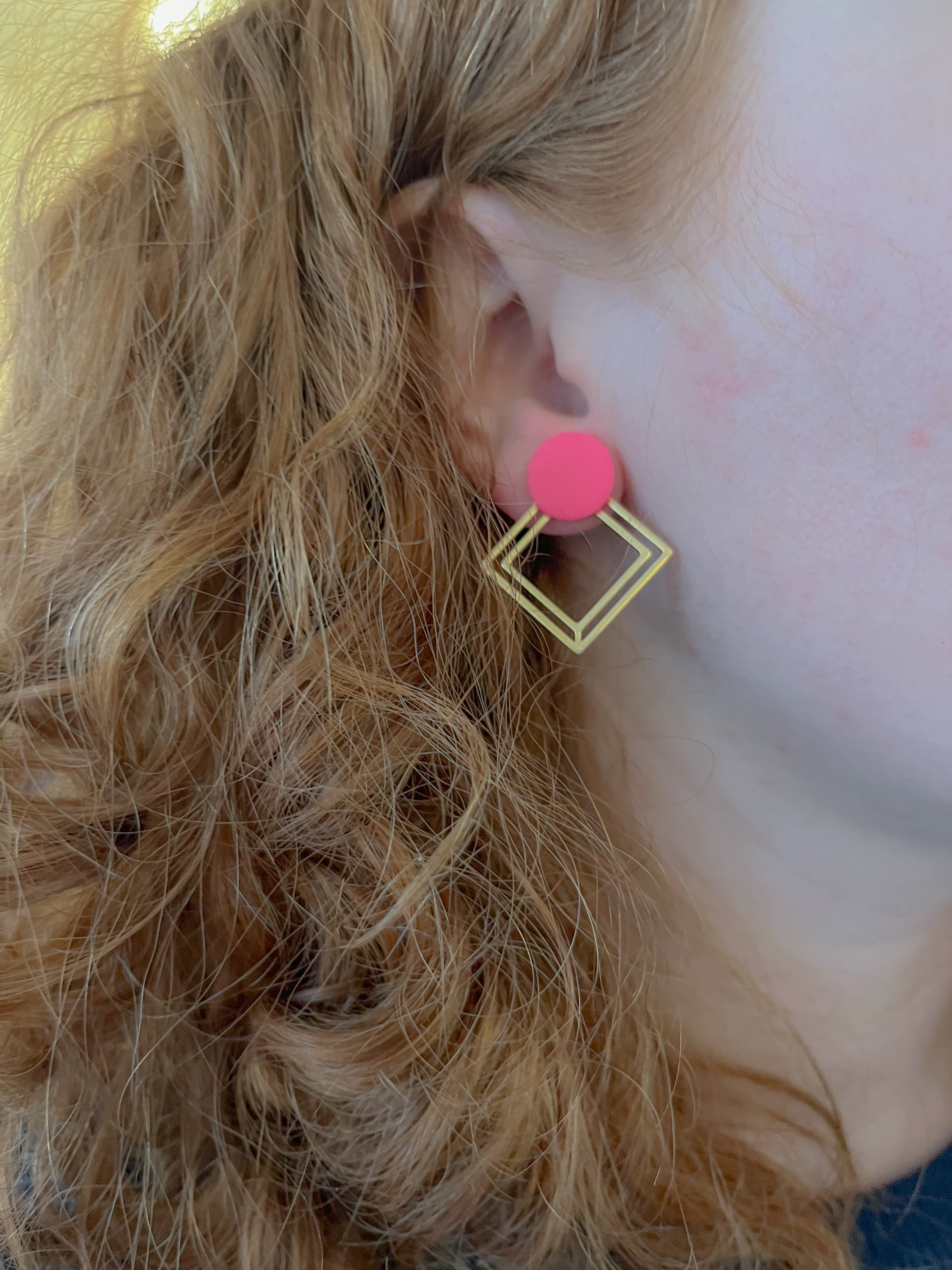 Neon pink dot // messing