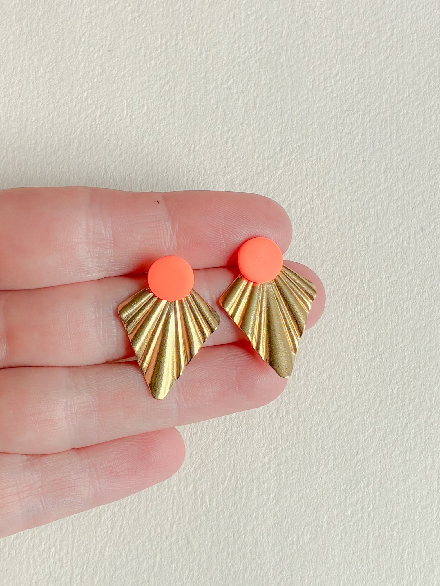 Neon orange dot // draperet