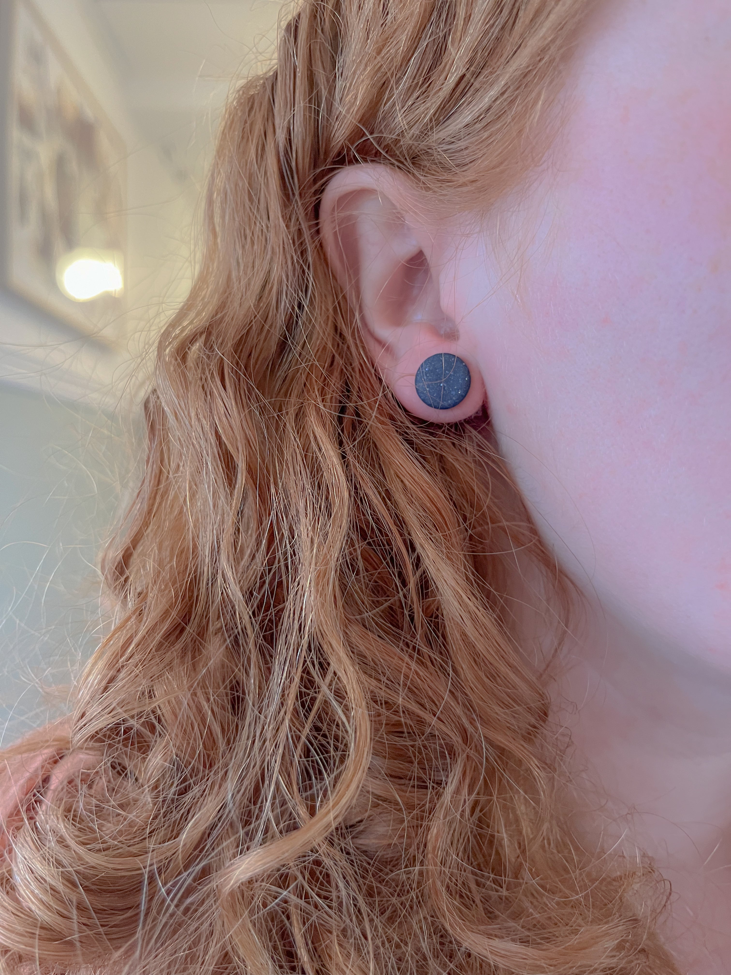 DOTS ørestikker // mørkblå glimmer