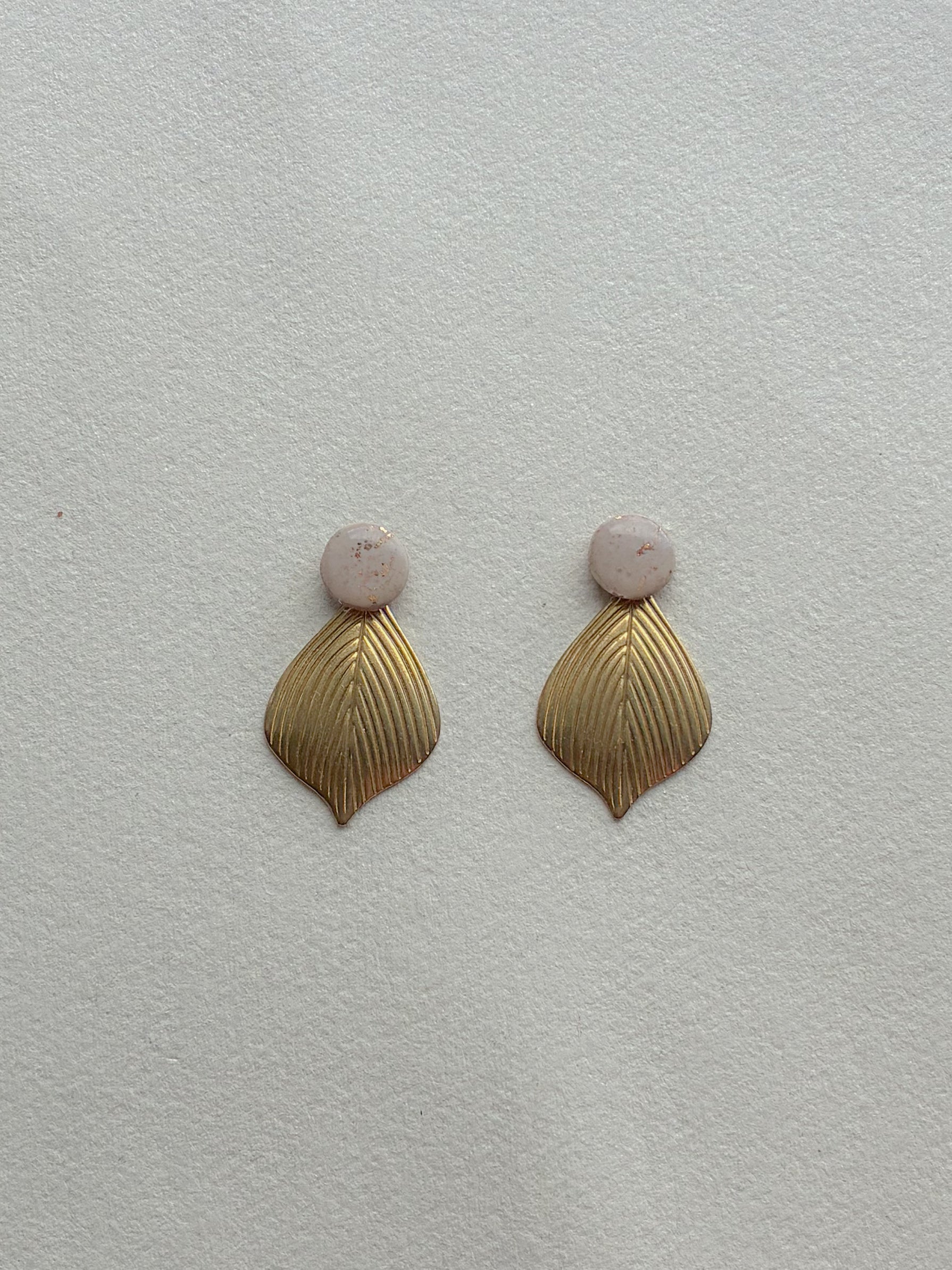 Beige / guld dot // messing