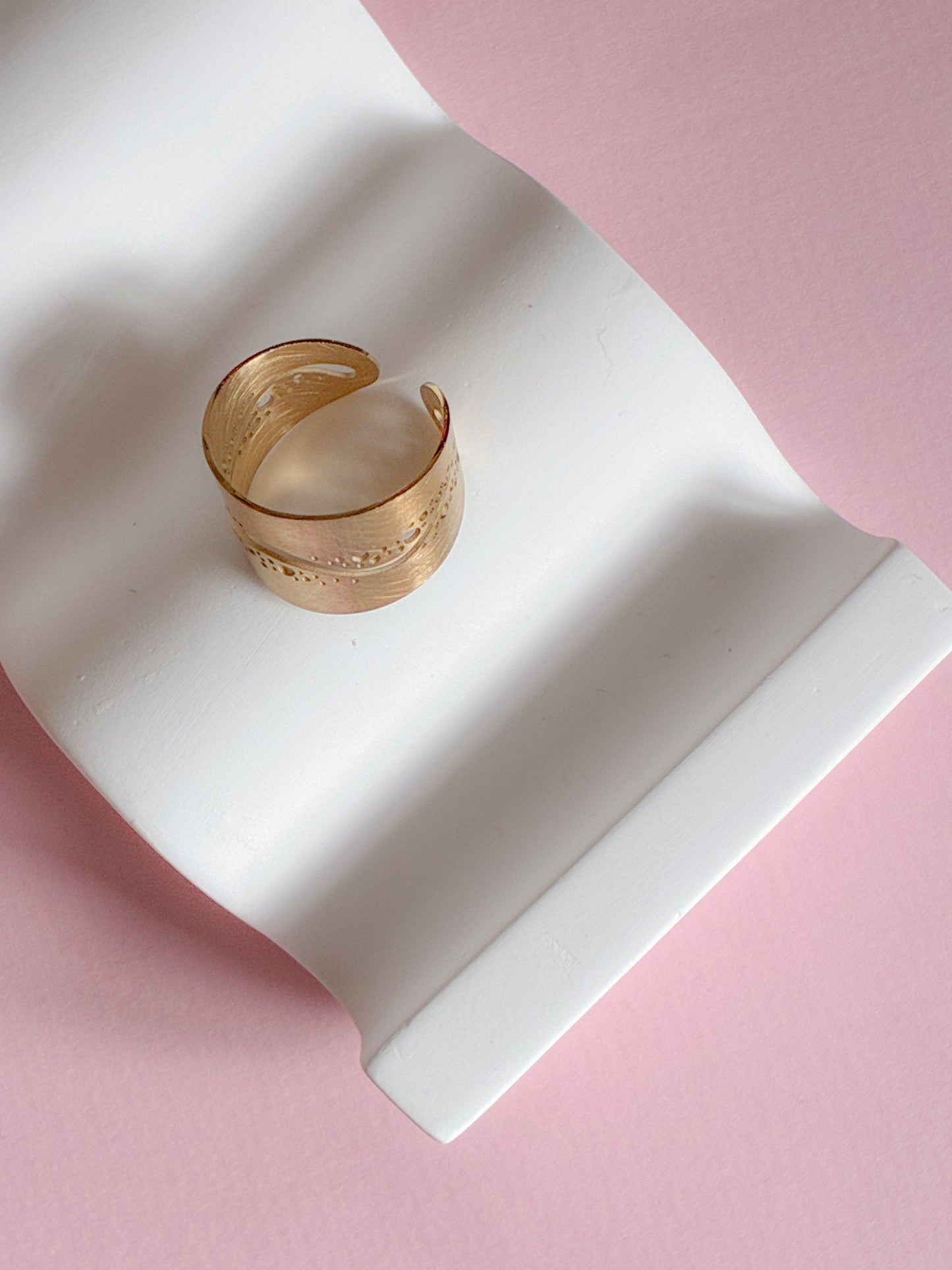 Ring // cut-out