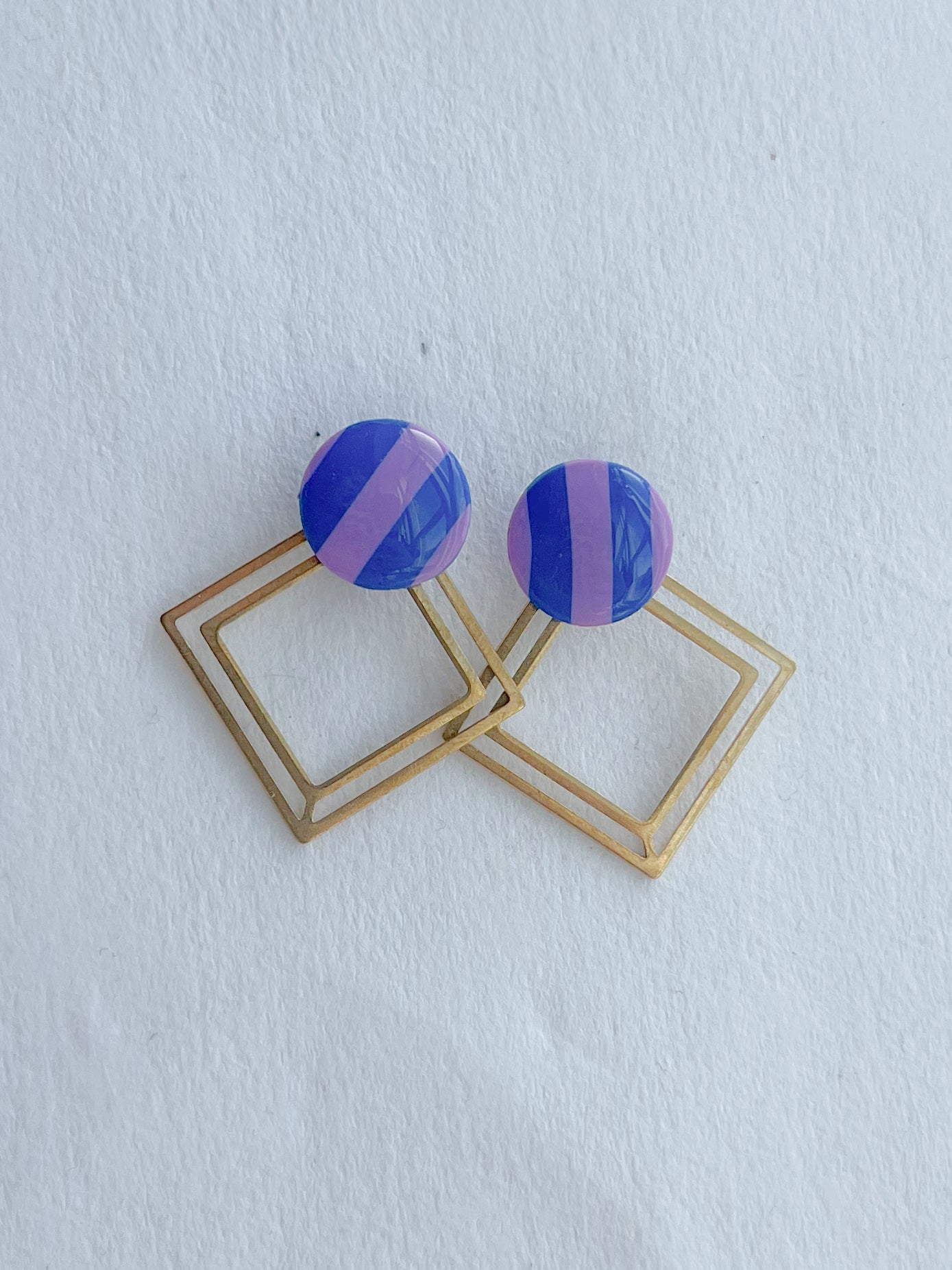 Stribet dot // firkantet messing