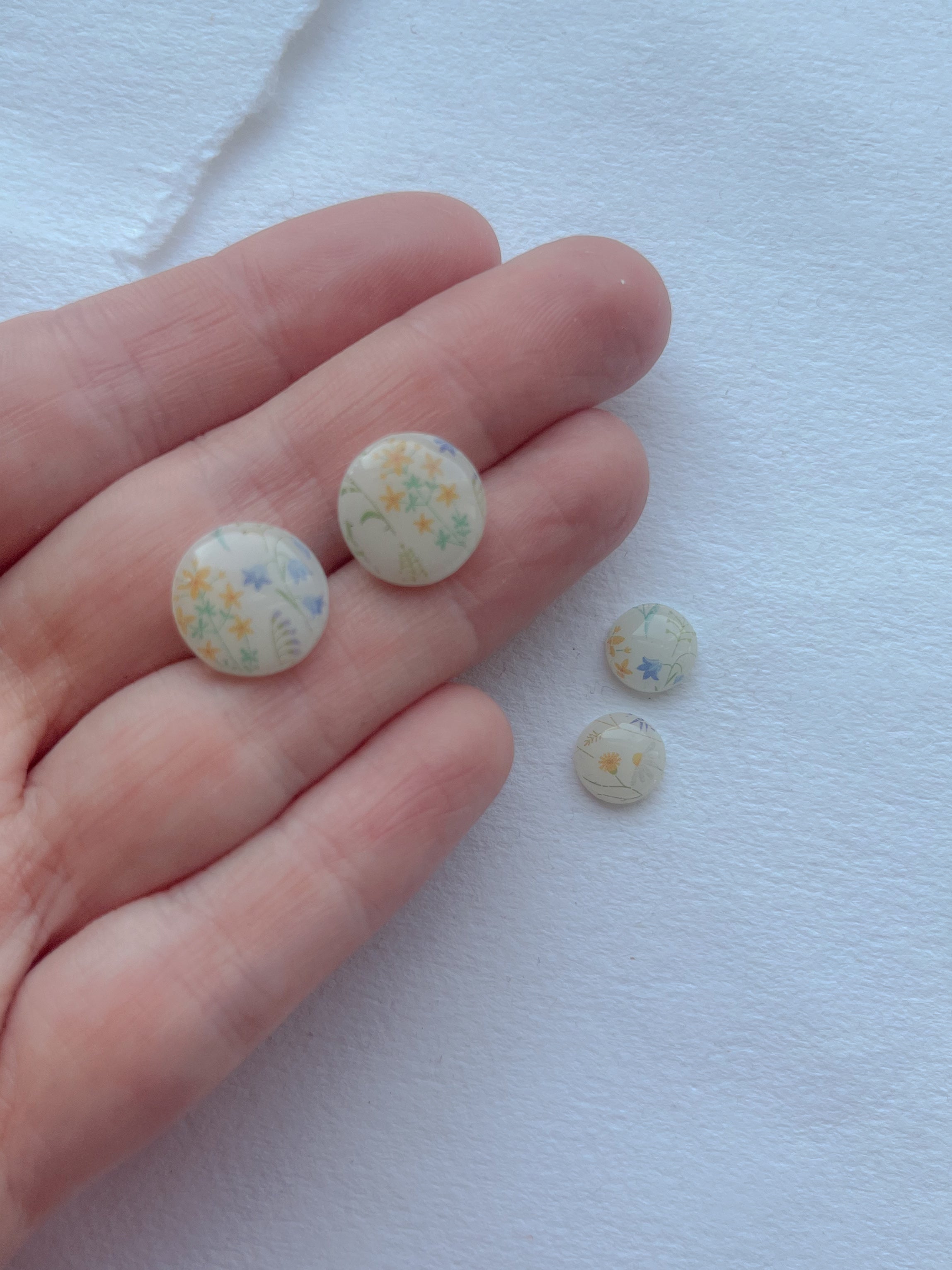 DOTS ørestikker // lys m. gule blomster