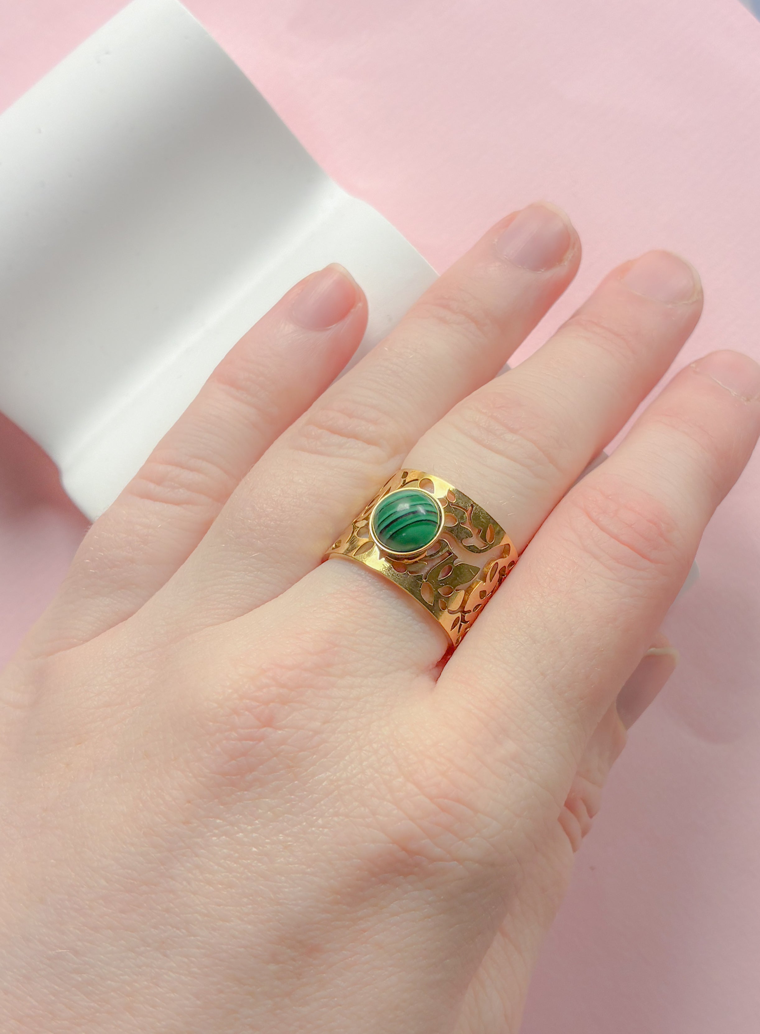 Ring // green Tiger statement
