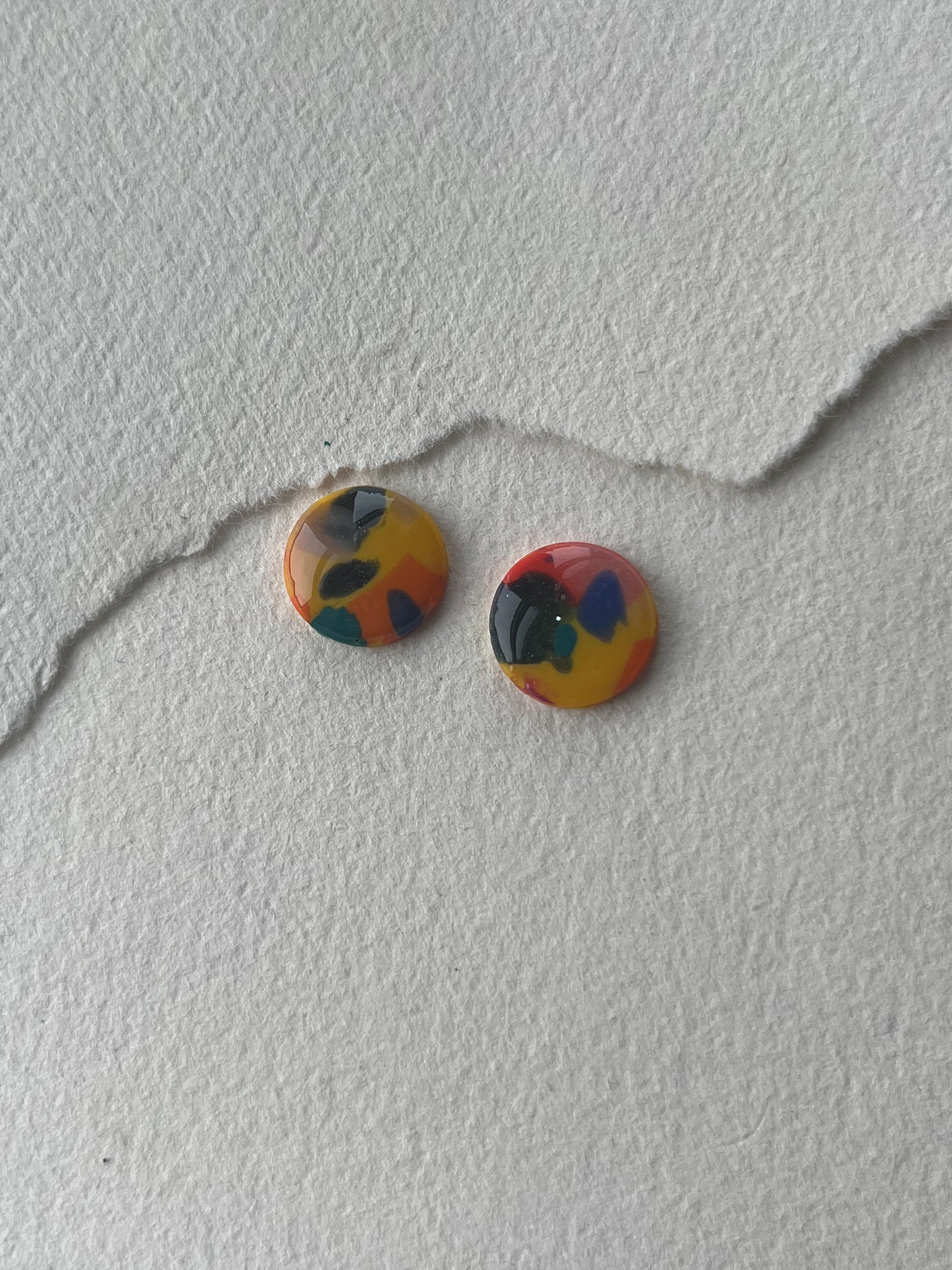 DOTS ørestikker // gul m. farvesplash