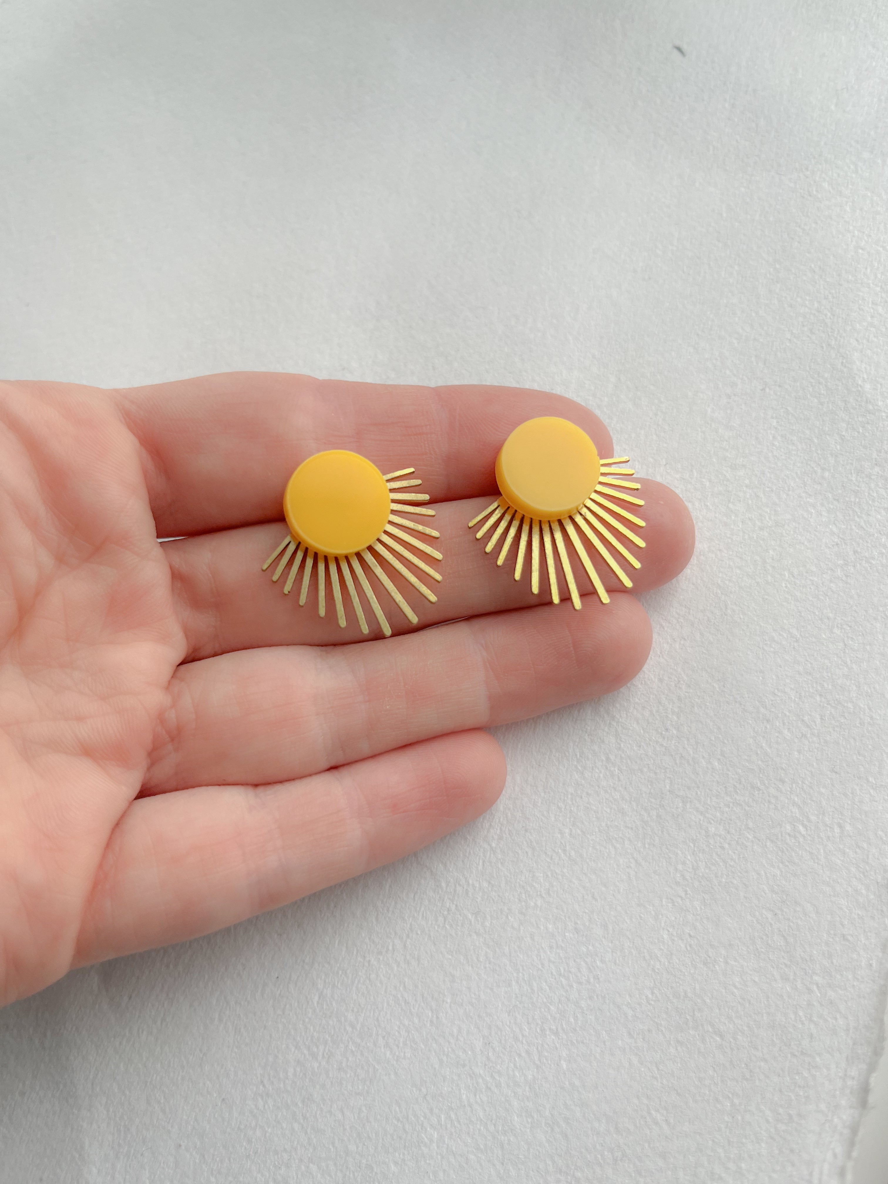 Gul dot // stråle messing