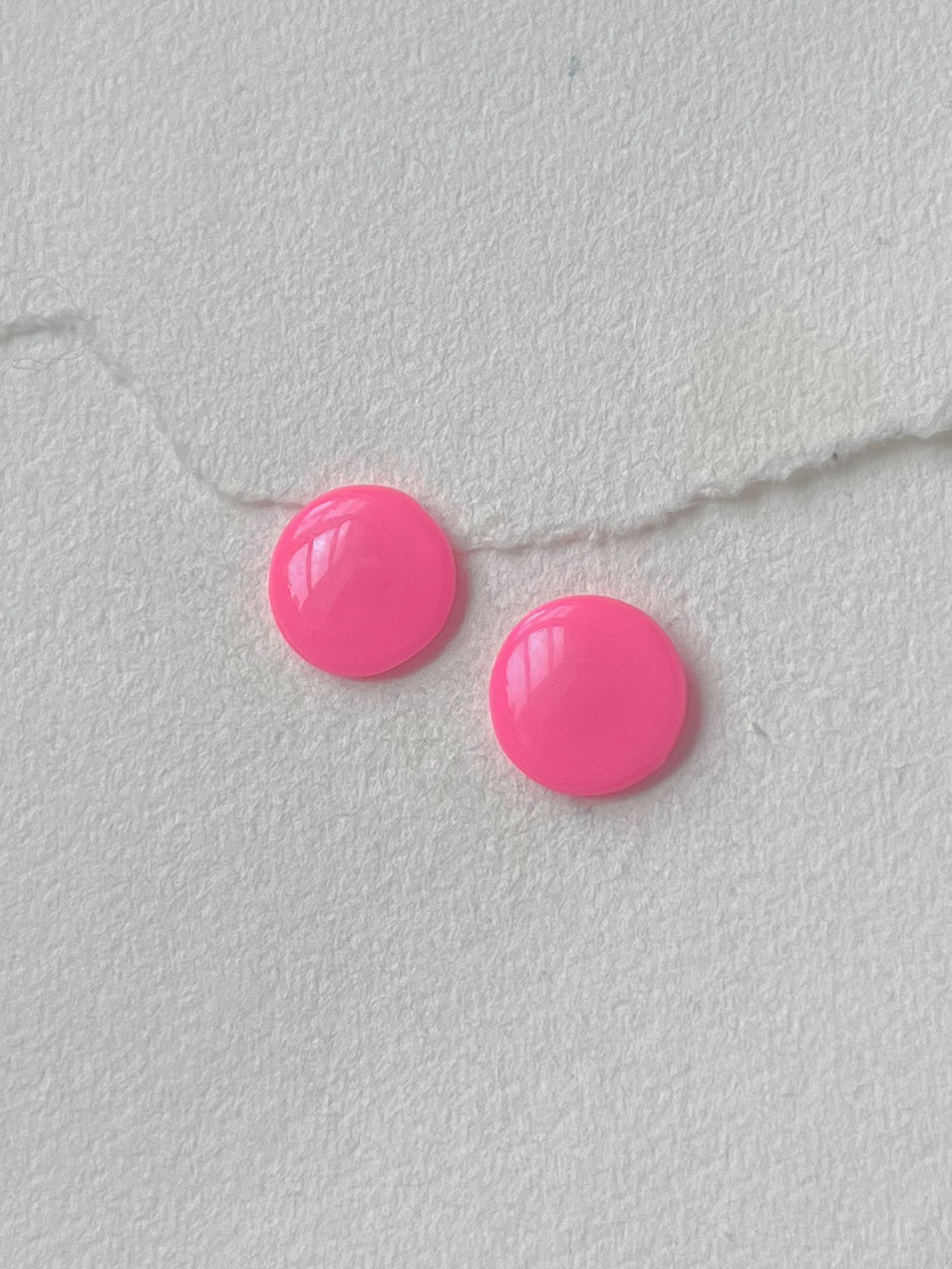 DOTS ørestikker // oversize neon pink