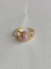 Vandfast forgyldt ring med rosa sten fra Winther Design