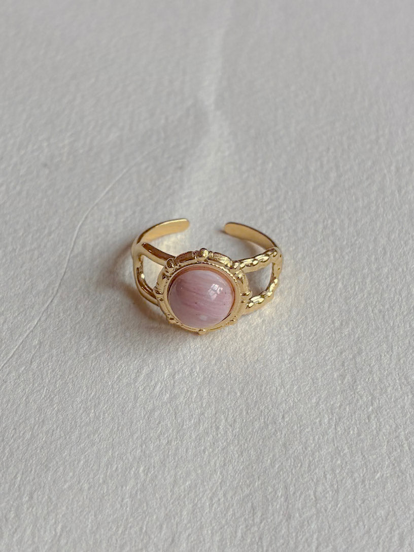 Vandfast forgyldt ring med rosa sten fra Winther Design