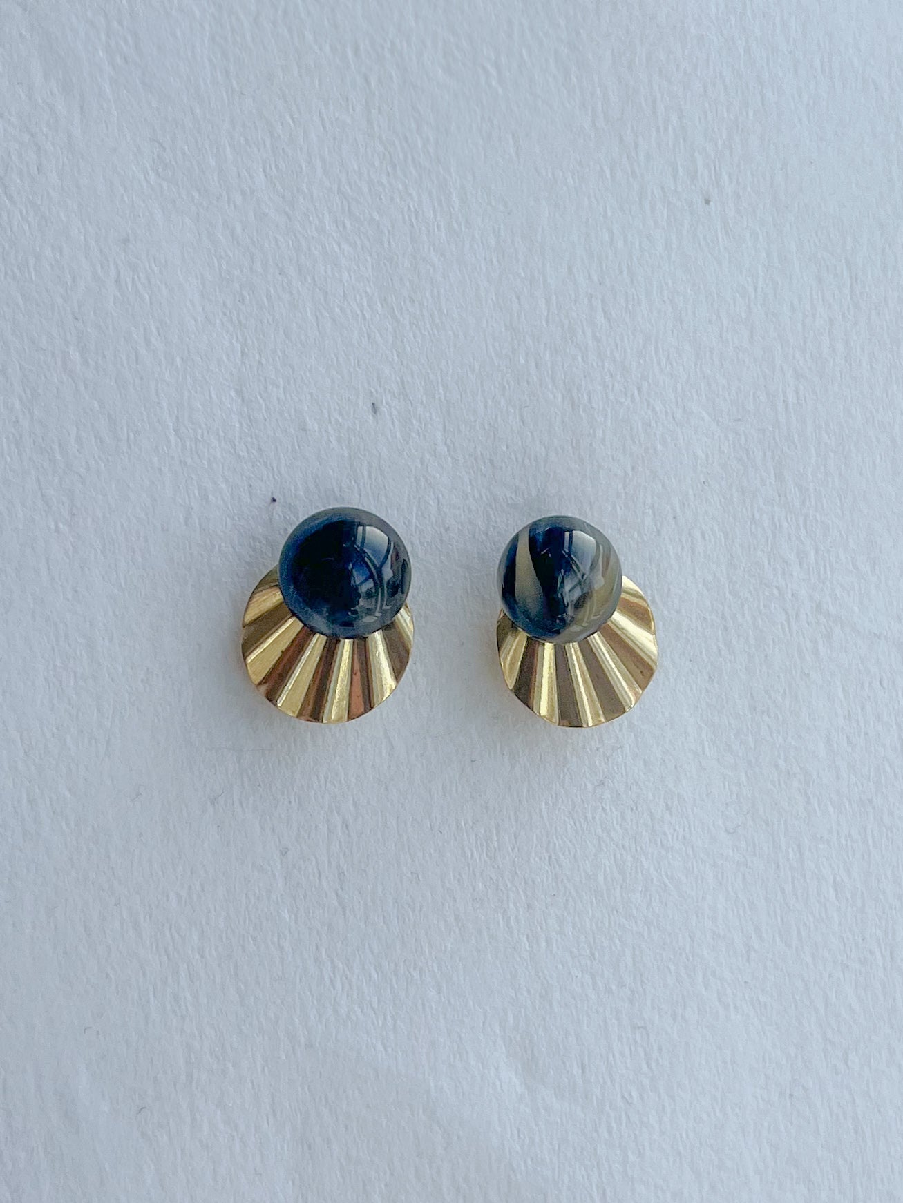 Mørk dot // messing