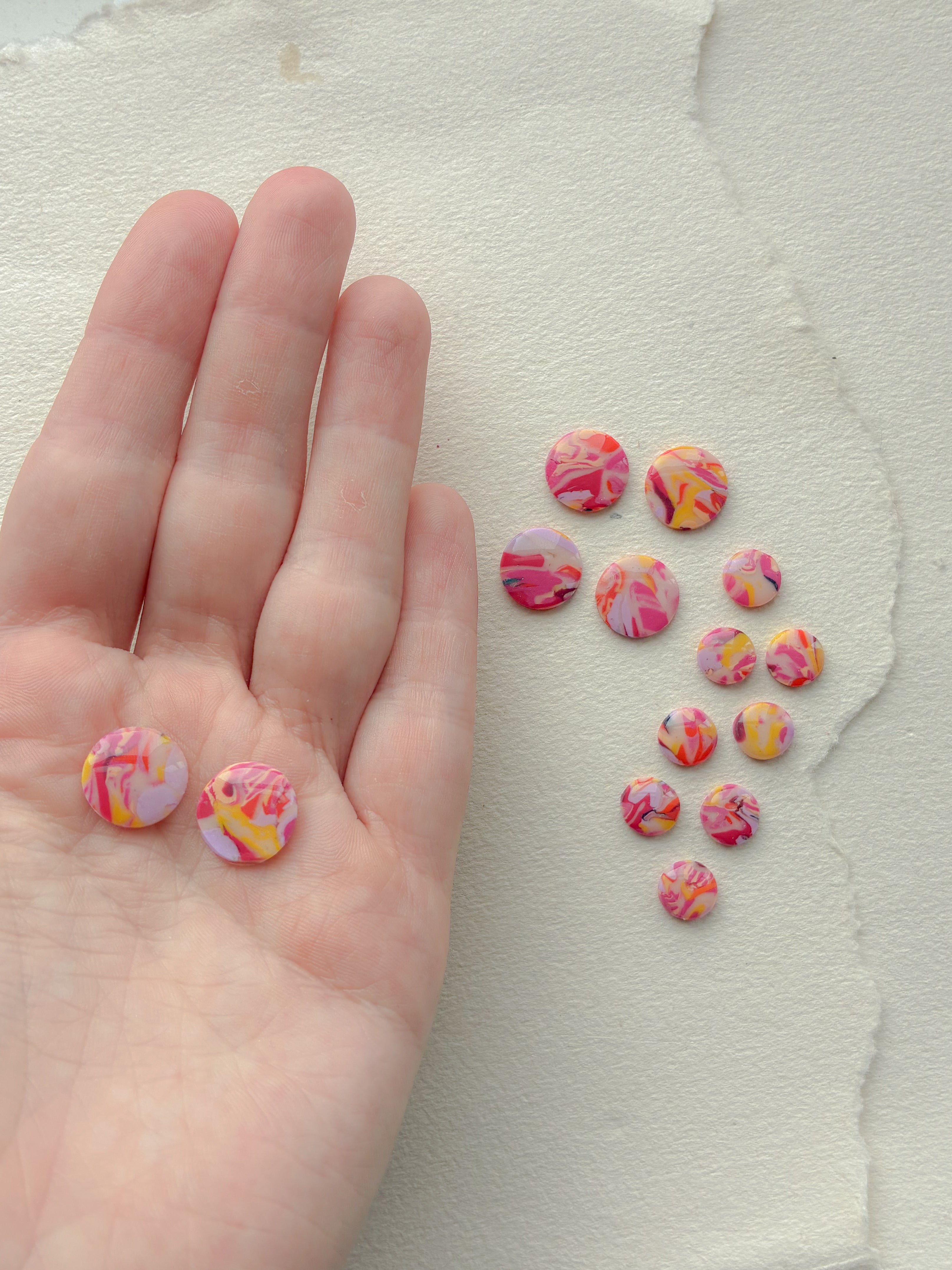 DOTS ørestikker // unika pink / gul dot