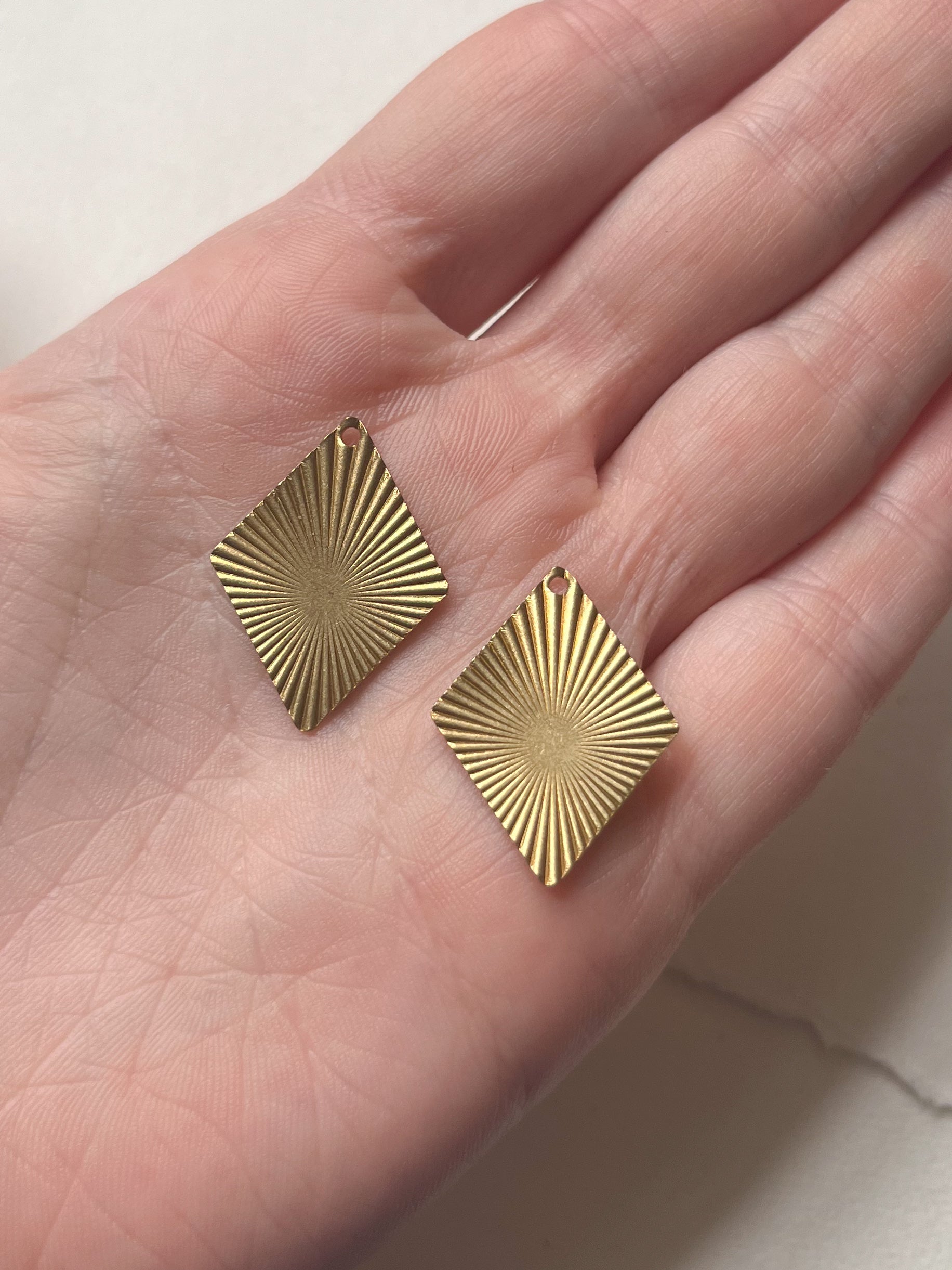 MESSING // tekstureret rombe