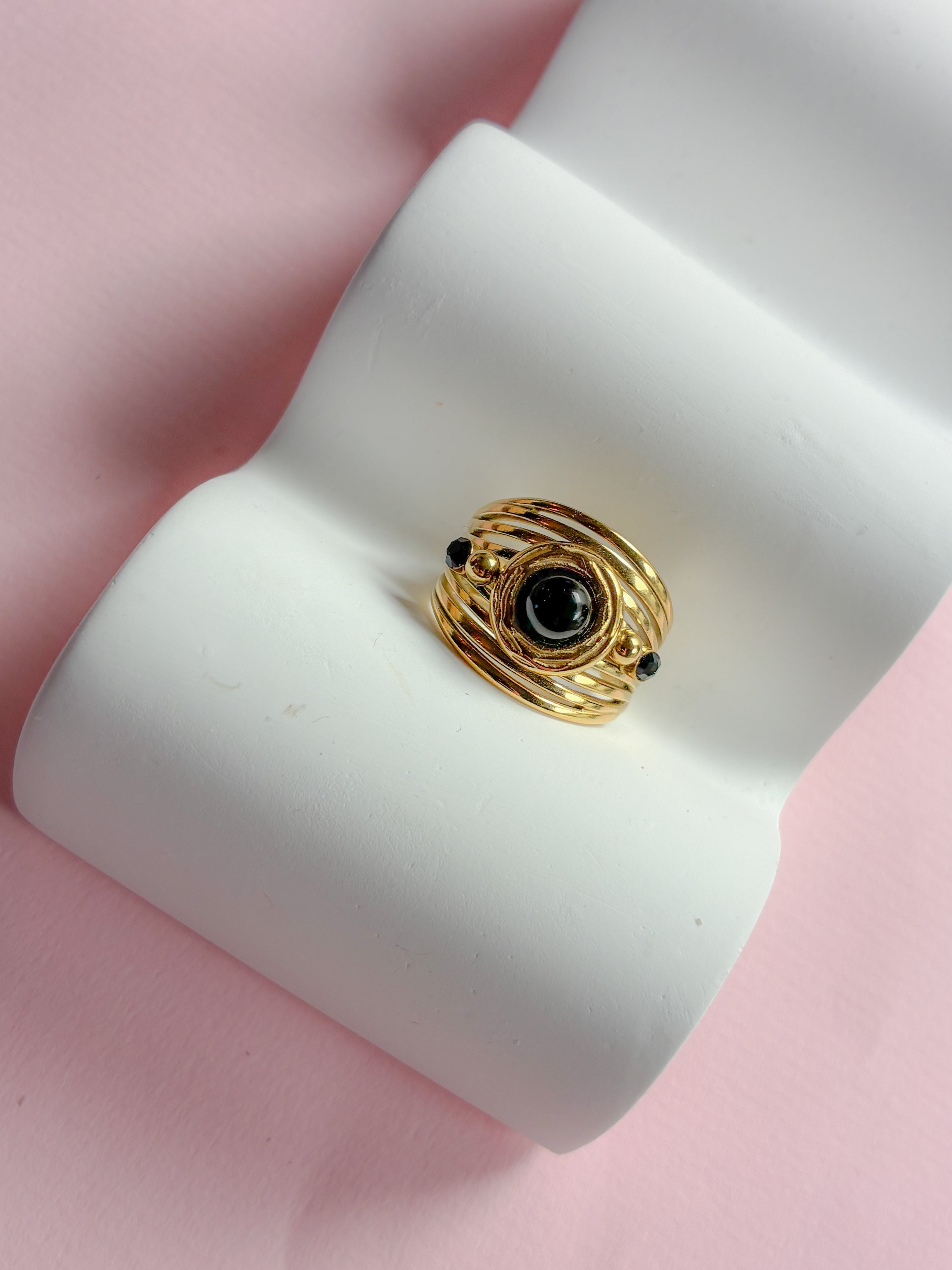 Ring // black twirl statement