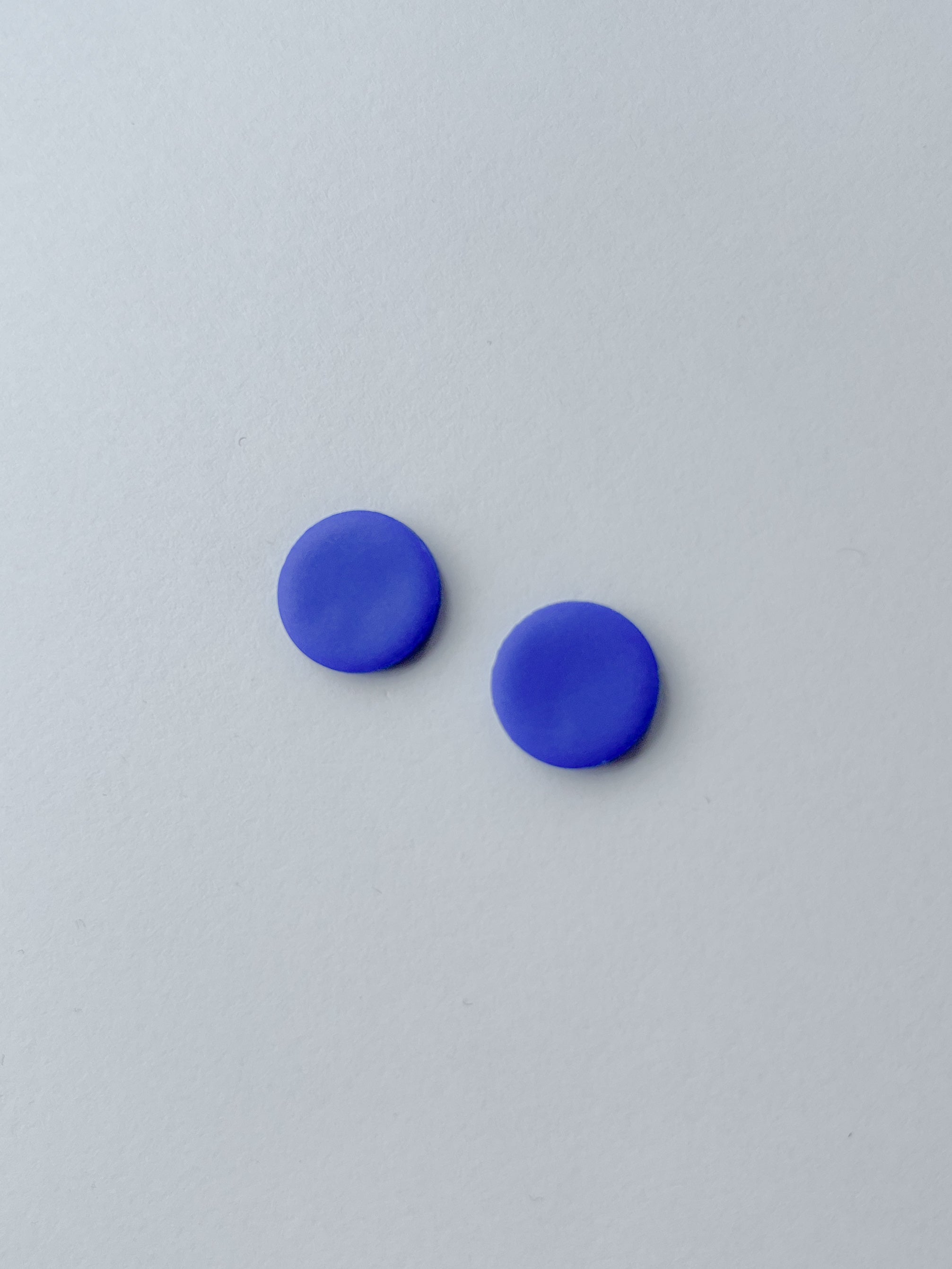 DOTS ørestikker // kongeblå 12 mm