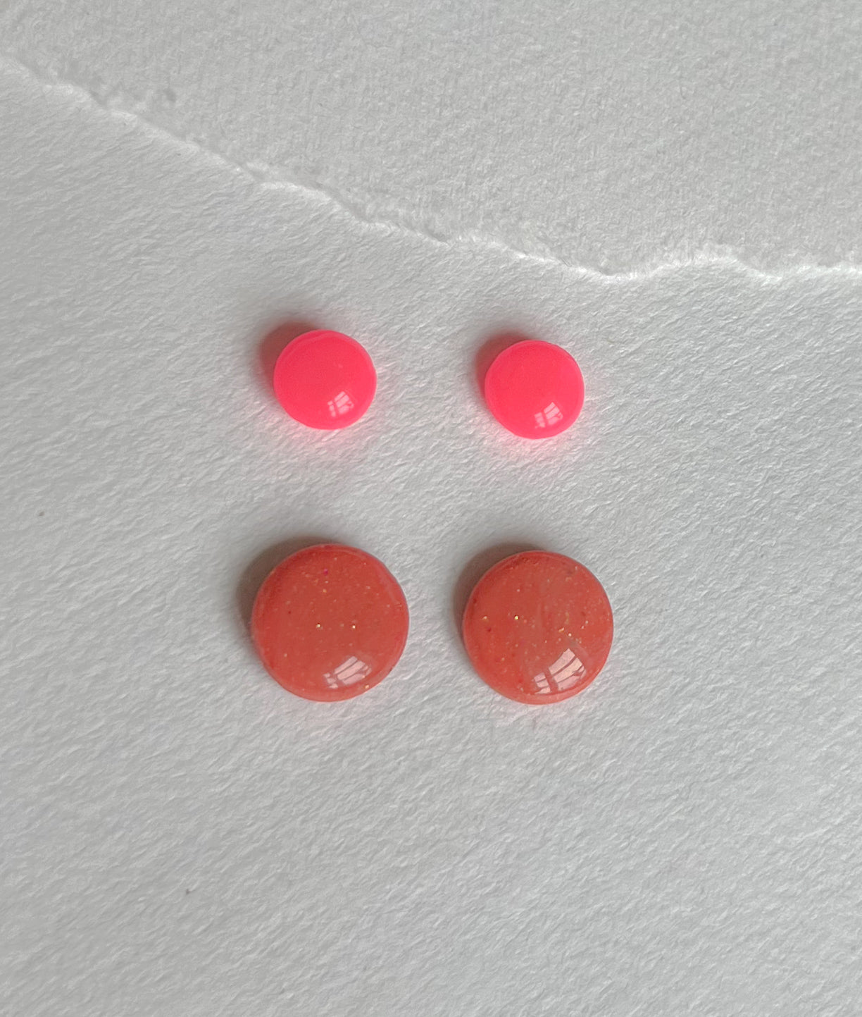 DOTS ørestikker sampak // neon pink og koral