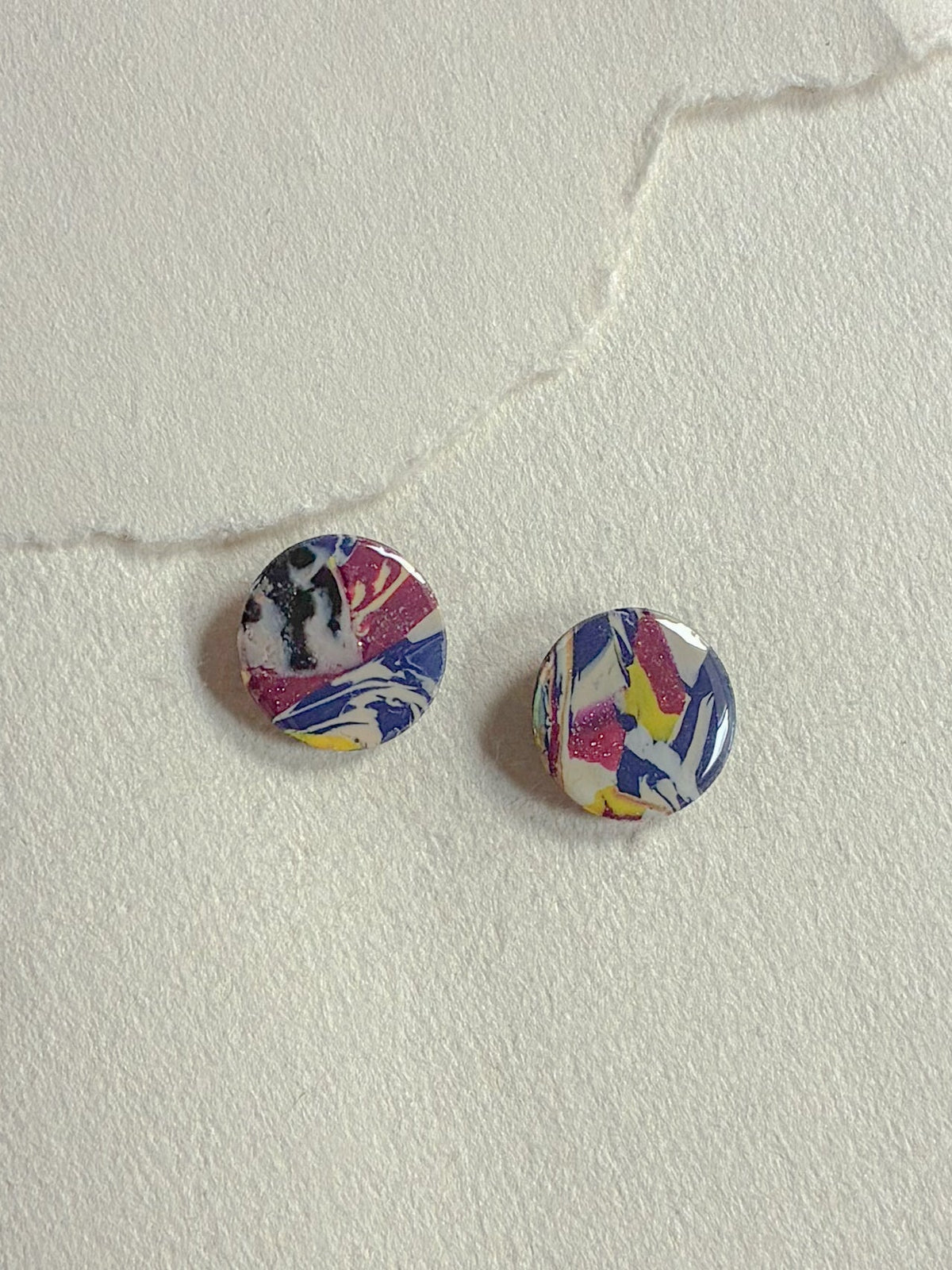 Oversize DOTS ørestikker i akryl, unika 3, fra Winther Design