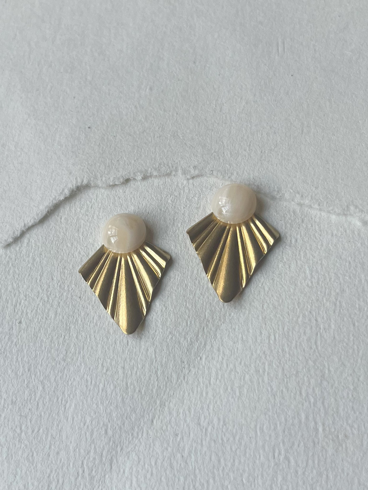 Lys dot // draperet messing