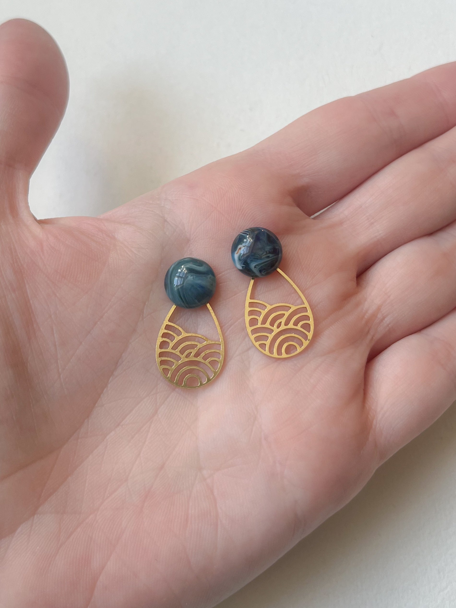 Mørk blå-grøn dot // bølge messing