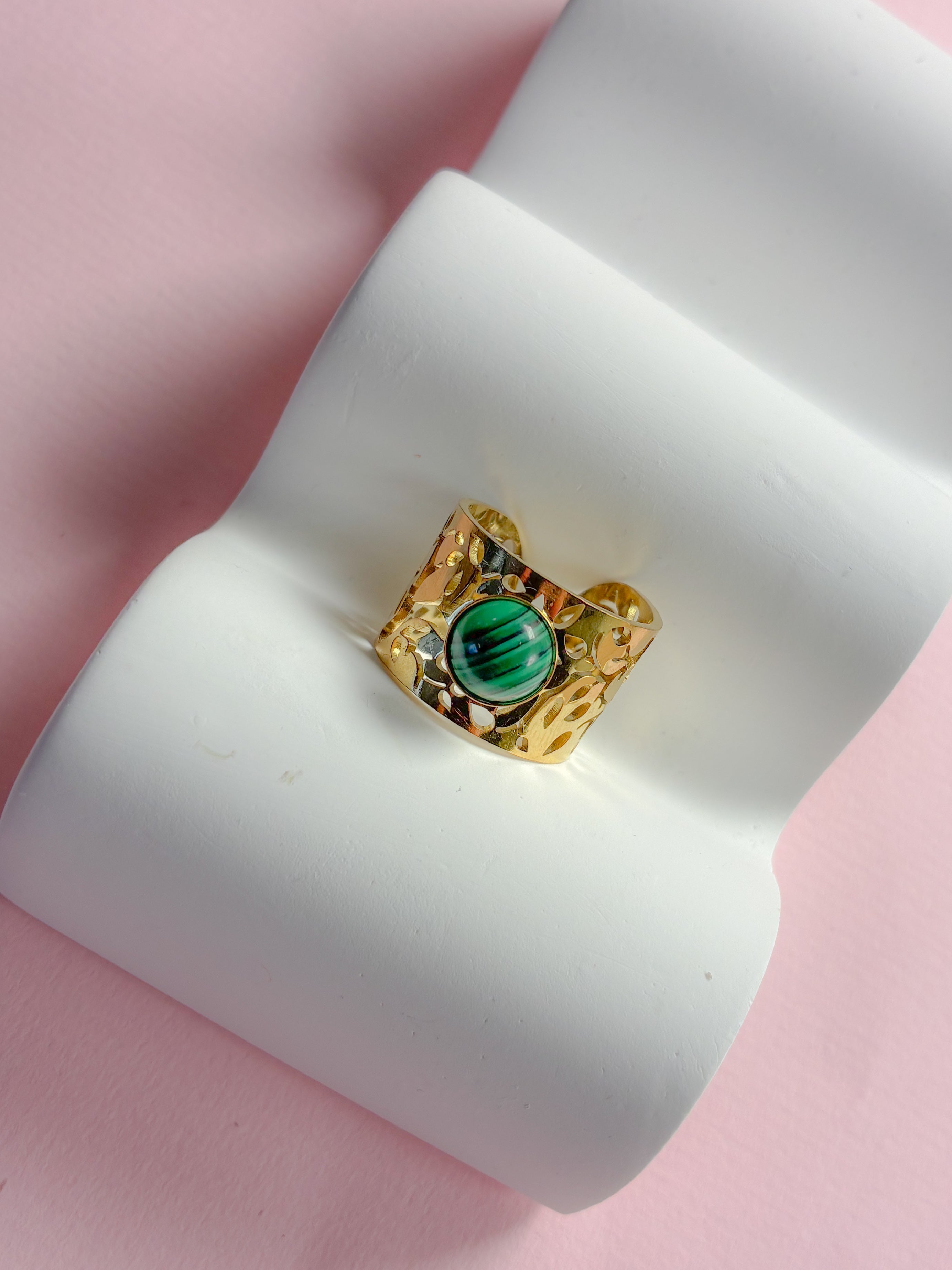 Ring // green Tiger statement
