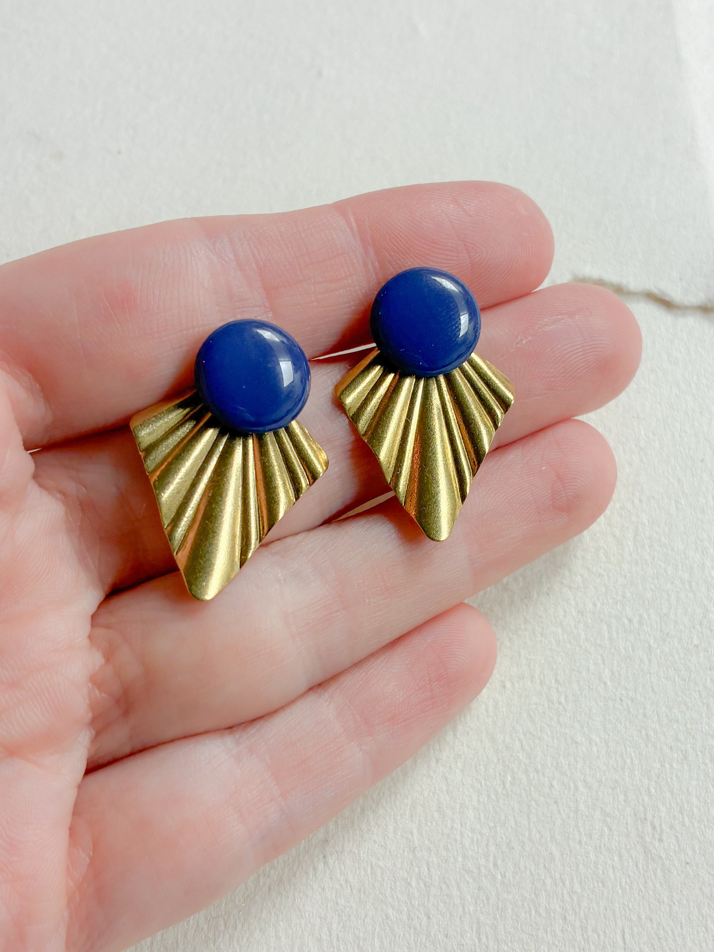 Mørk blå dot /// draperet bagstykke