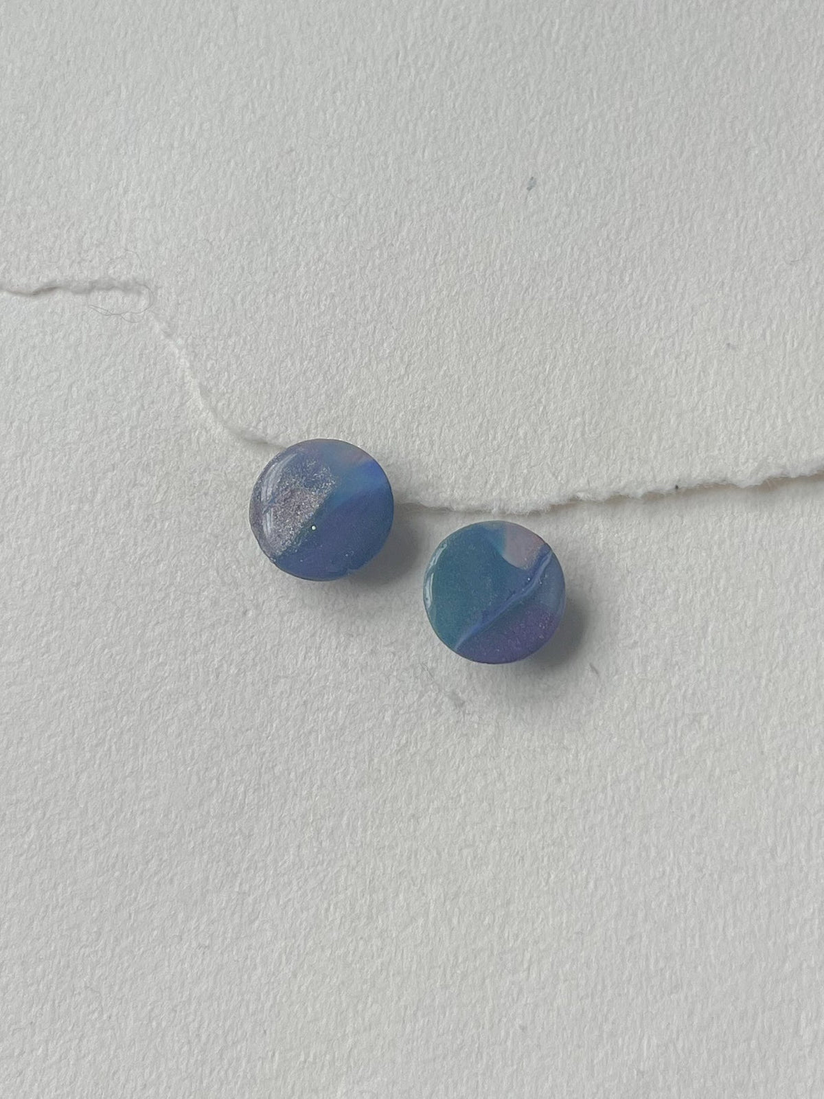 Oversize DOTS ørestikker i akryl, unika 1, fra Winther Design