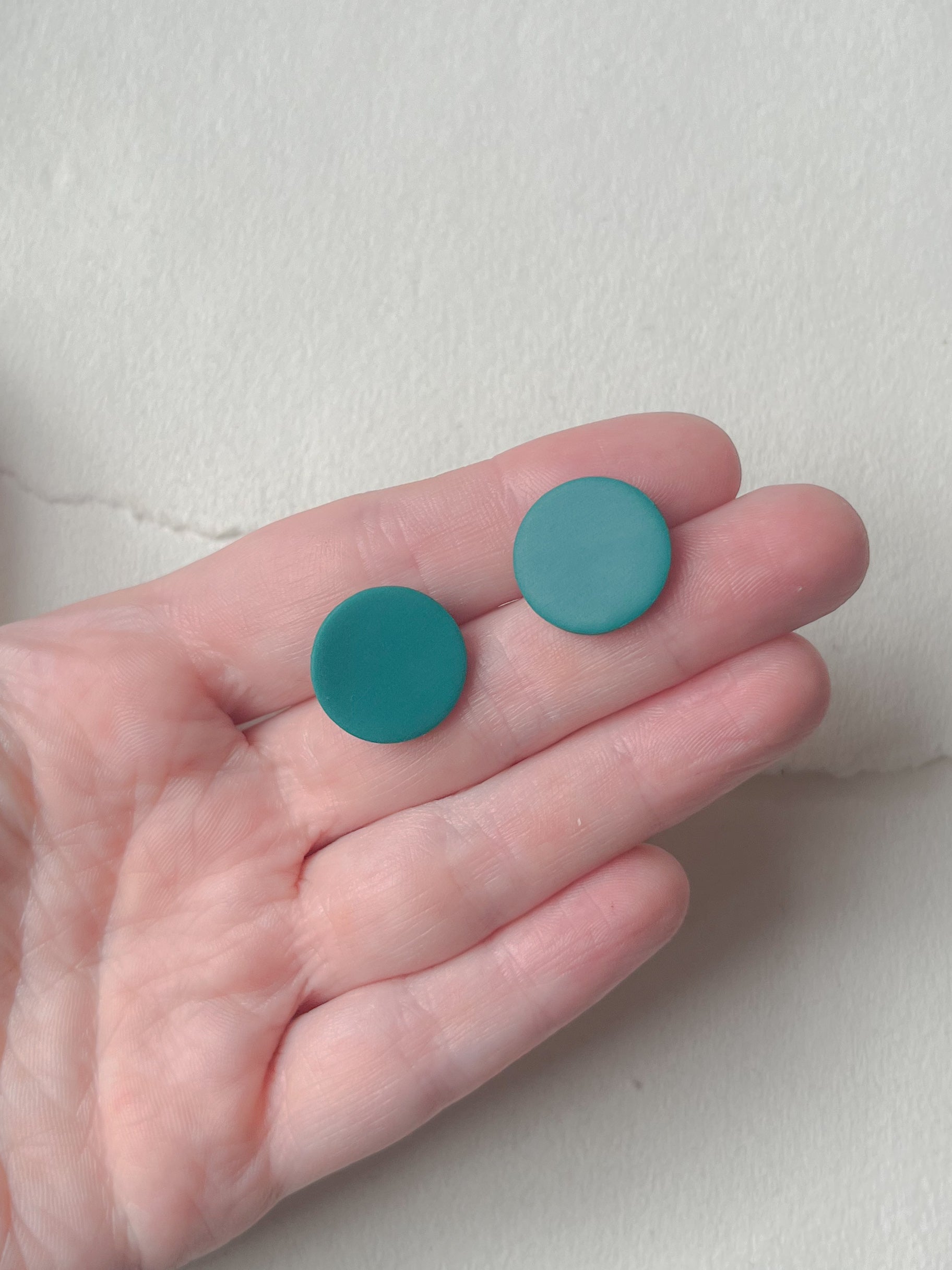 DOTS ørestikker // oversize mat grøn