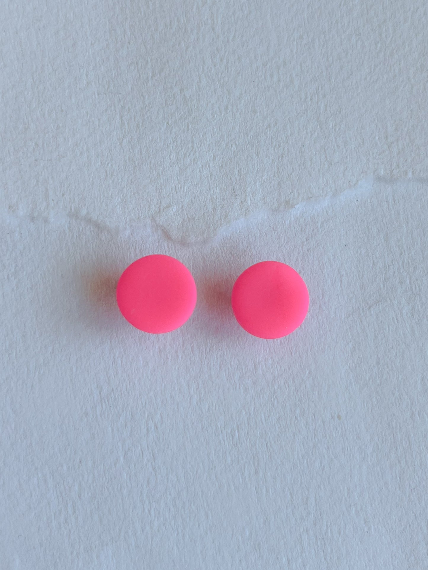 DOTS ørestikker // neon pink