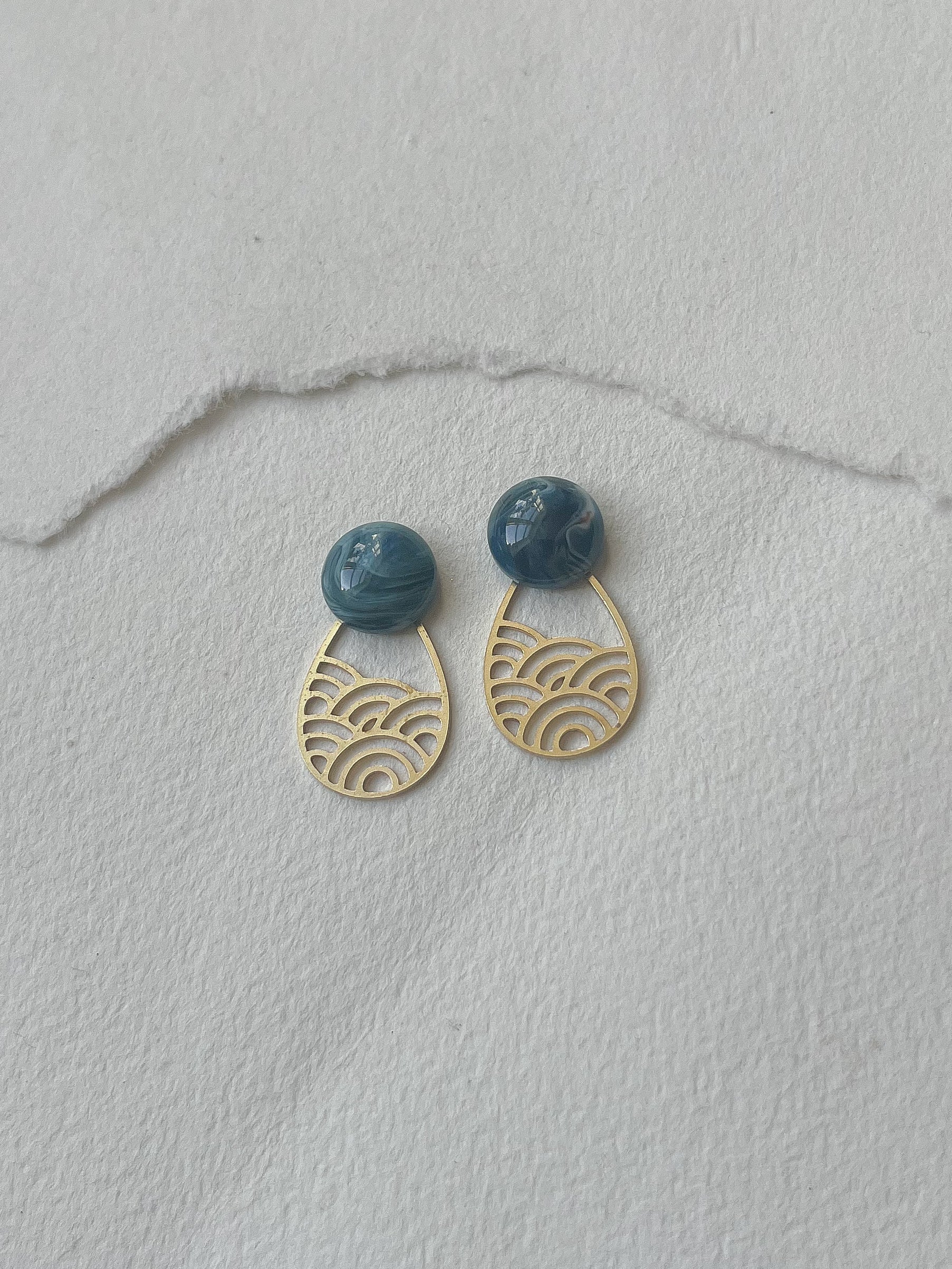 Mørk blå-grøn dot // bølge messing