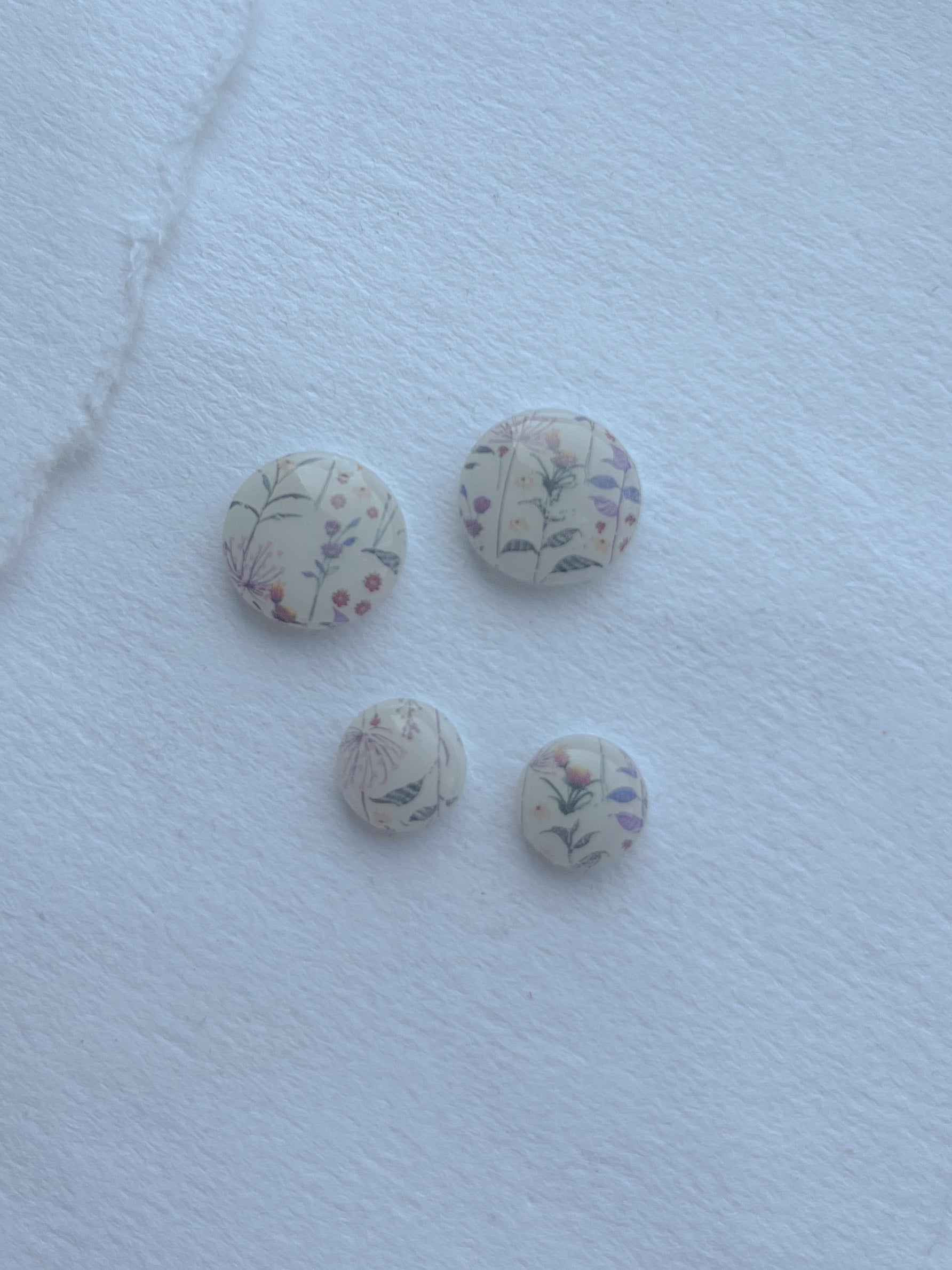 DOTS ørestikker // lys m. blomster