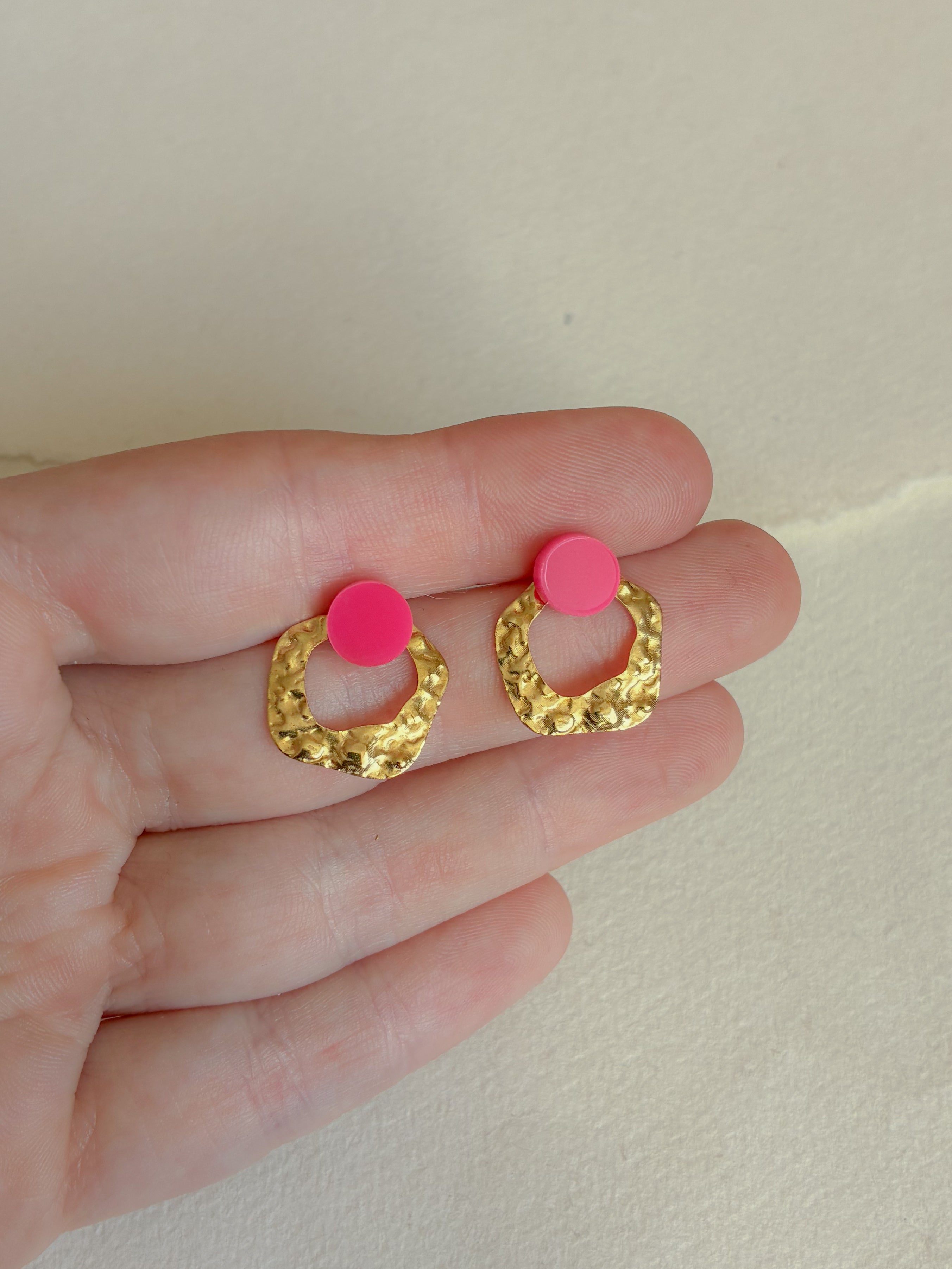 Neon dot // slået messing