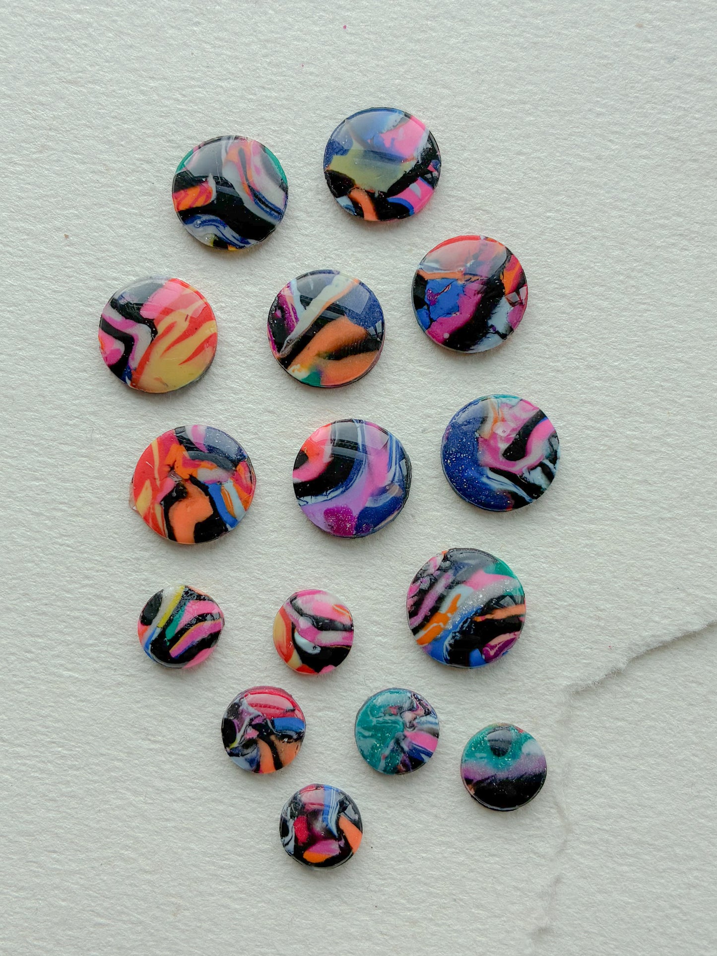 DOTS ørestikker // unika mørk m. farvesplash