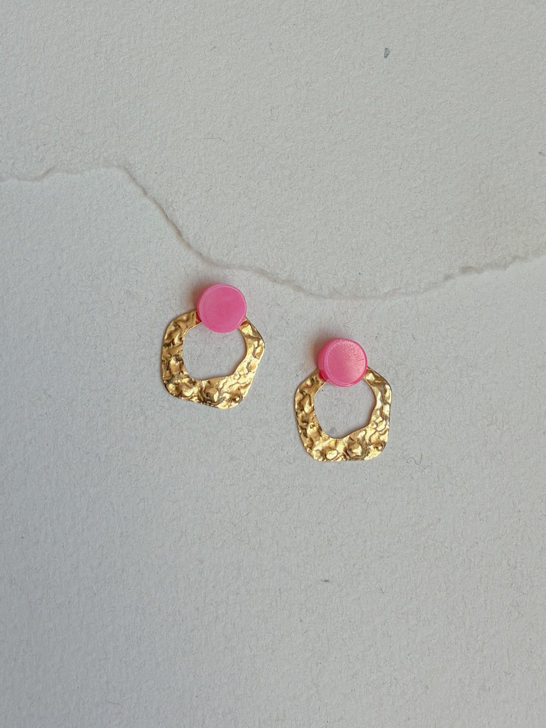 Neon dot // slået messing