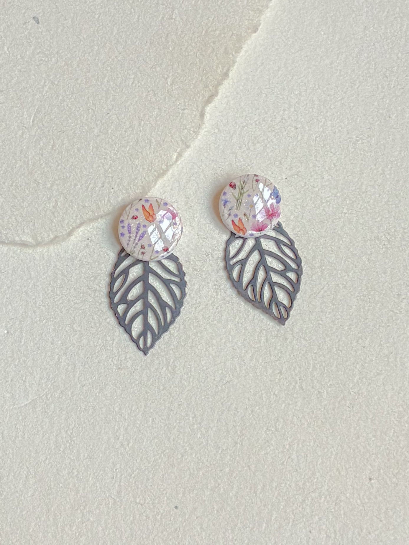 Dot m. blomster /// sort bagstykke