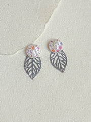 Dot m. blomster /// sort bagstykke