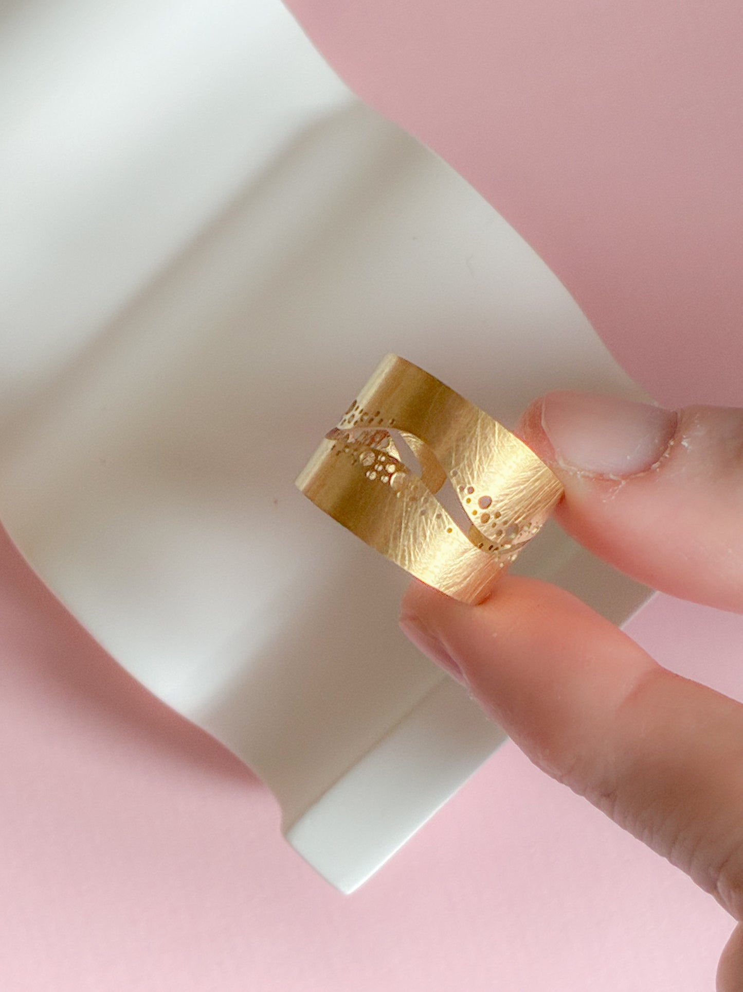 Ring // cut-out